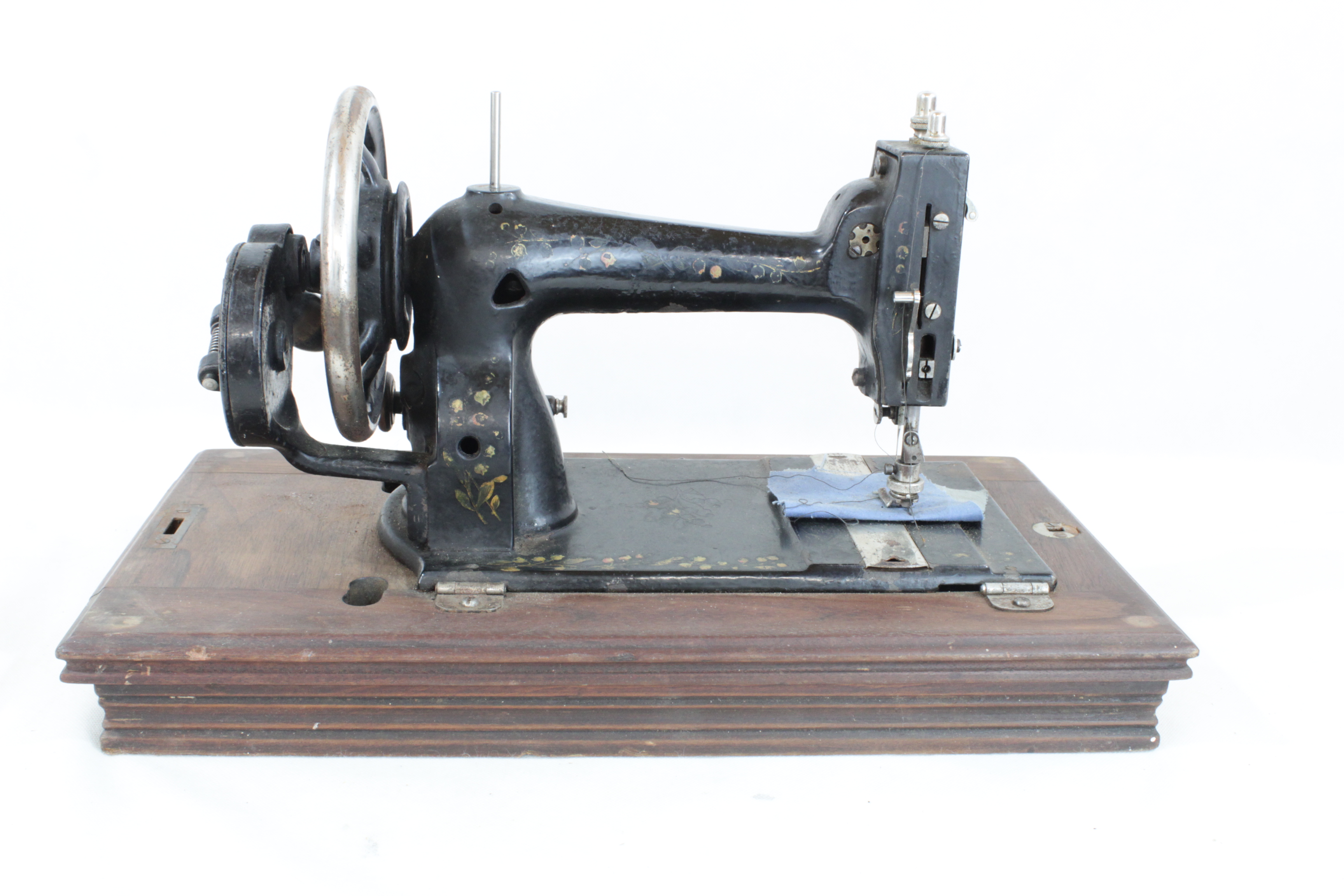 Ancienne machine à coudre NEW WHITE PEERLESS antique USA État correct - 15,00 € Ancienne machine à coudre NEW WHITE PEERLESS antique USA État correct reconditionné disponible sur Label Emmaüs