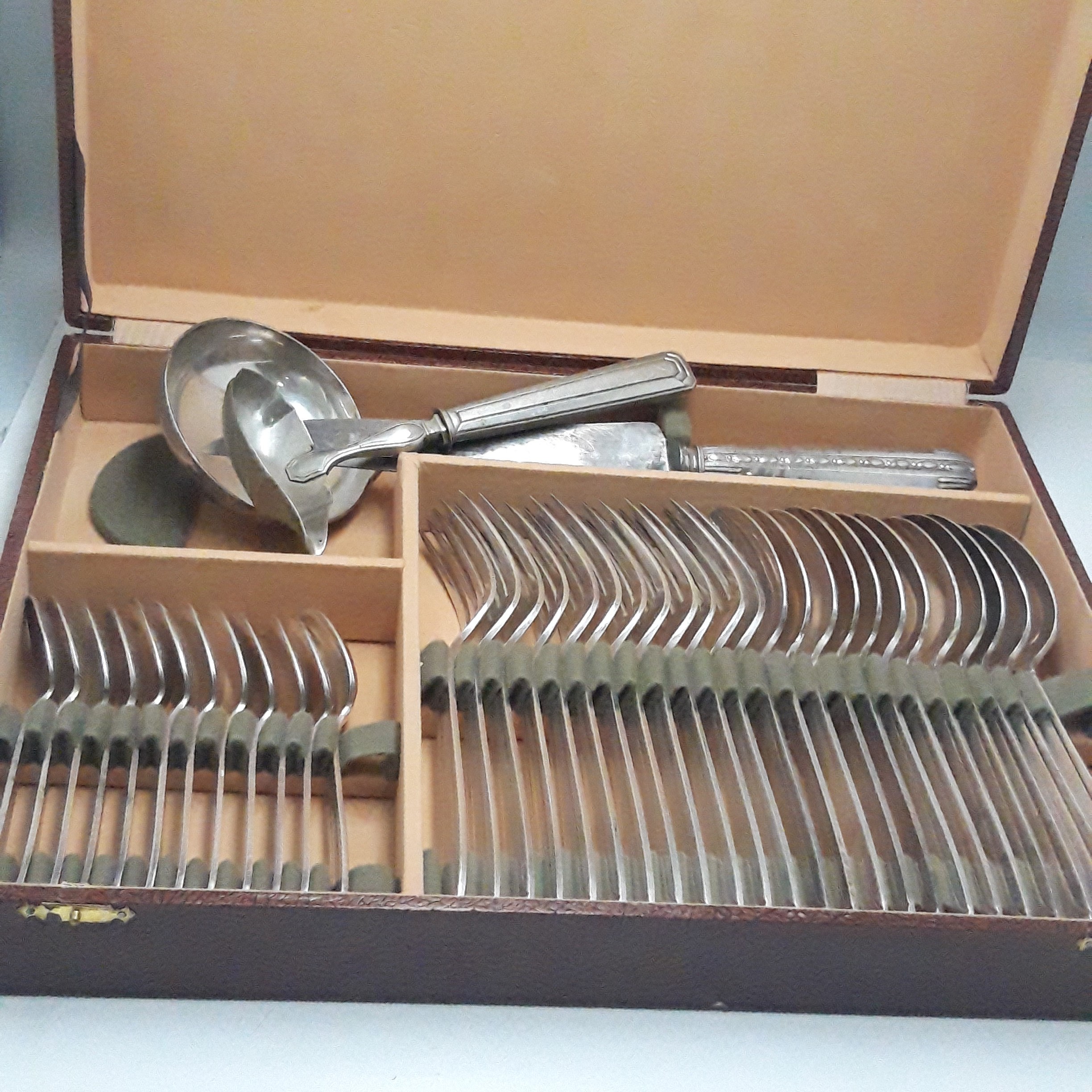 Voir photo 2 de Ancienne ménagère en métal argenté – Coffret 39 pièces Ancienne ménagère en métal argenté – Coffret 39 pièces Bon état reconditionné photo 2