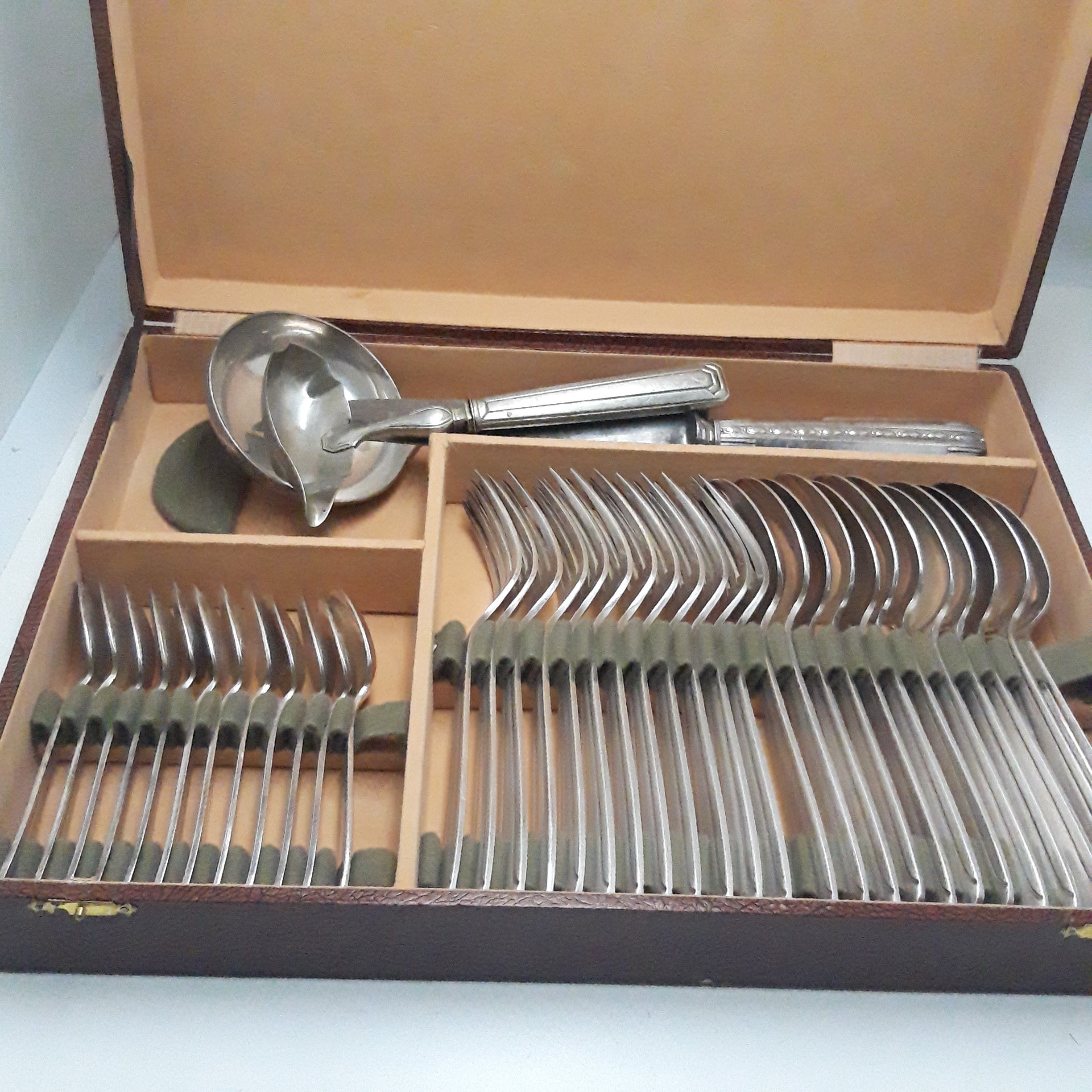 Voir photo 7 de Ancienne ménagère en métal argenté – Coffret 39 pièces Ancienne ménagère en métal argenté – Coffret 39 pièces Bon état reconditionné photo 7