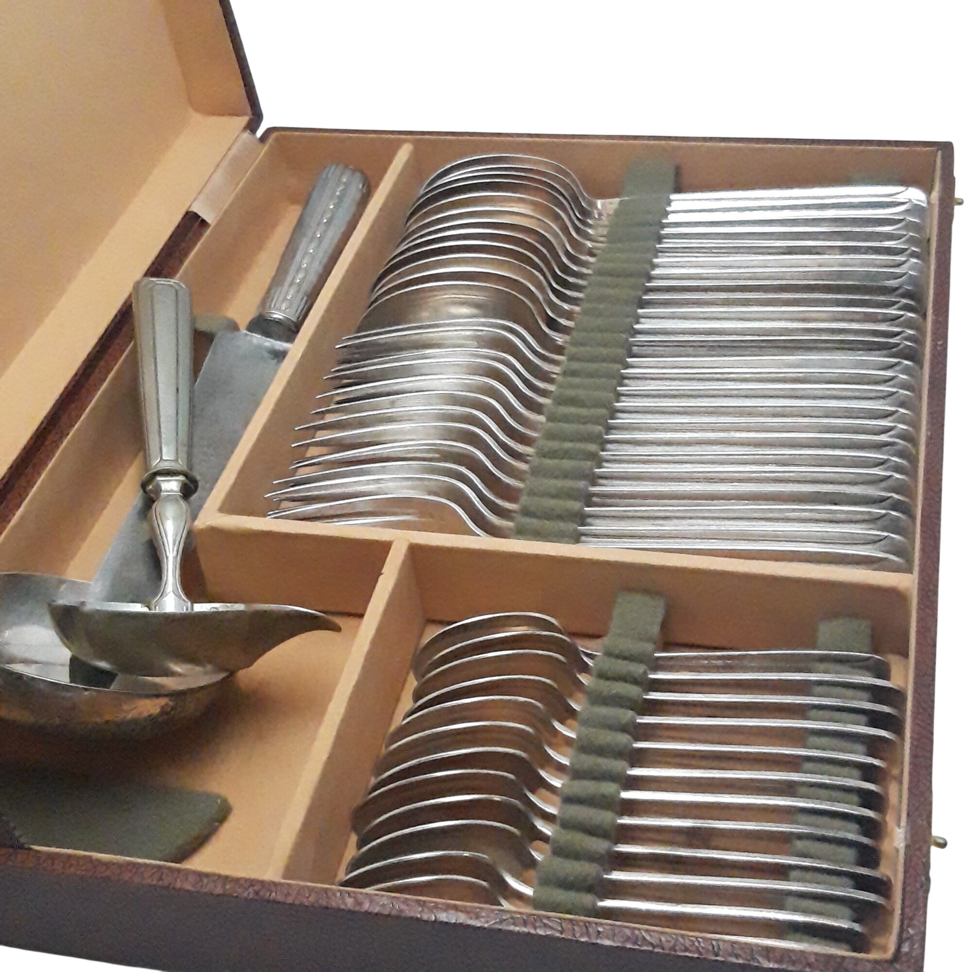 Ancienne ménagère en métal argenté – Coffret 39 pièces Bon état - 135,00 € Ancienne ménagère en métal argenté – Coffret 39 pièces Bon état reconditionné disponible sur Label Emmaüs