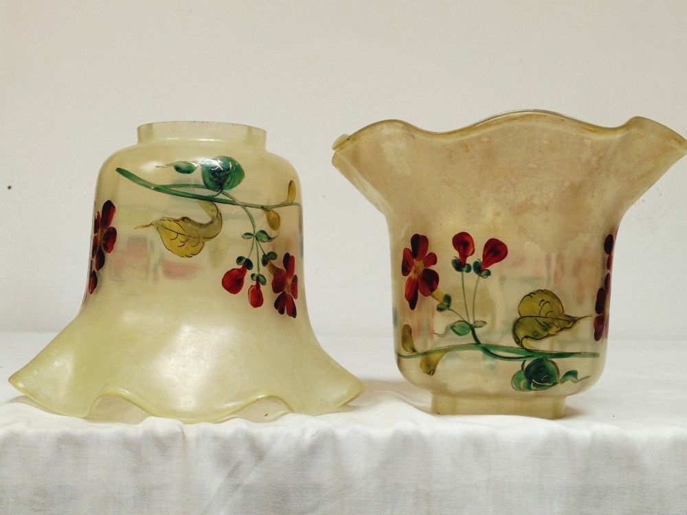 Voir photo 3 de Ancienne paire de tulipe pour lampe à pétrole, en verre givré et émaillé, art nouveau. Ancienne paire de tulipe pour lampe à pétrole, en verre givré et émaillé, art nouveau. reconditionné photo 3