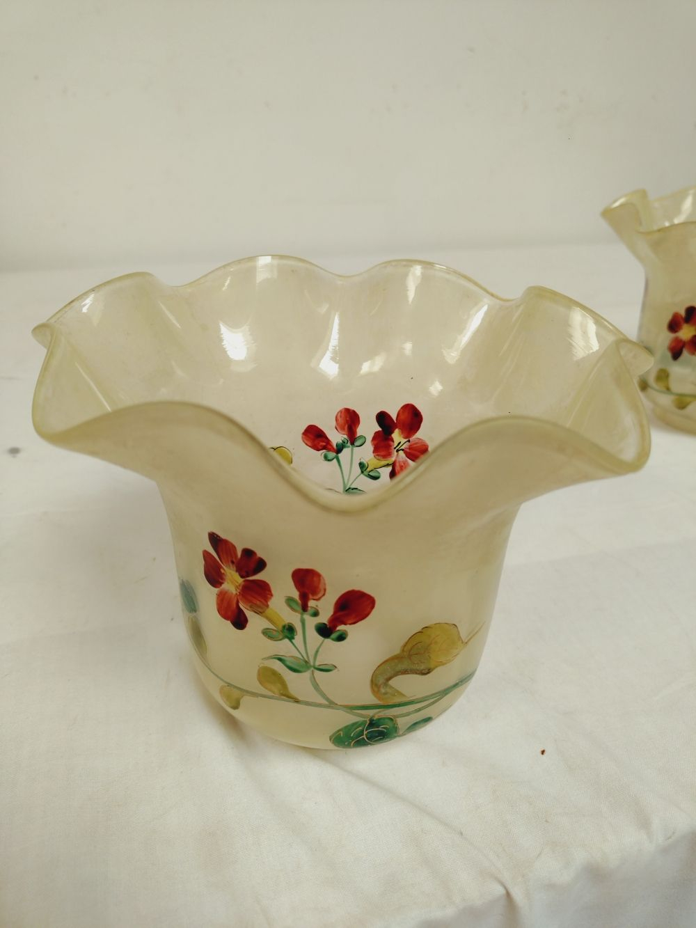 Voir photo 9 de Ancienne paire de tulipe pour lampe à pétrole, en verre givré et émaillé, art nouveau. Ancienne paire de tulipe pour lampe à pétrole, en verre givré et émaillé, art nouveau. reconditionné photo 9