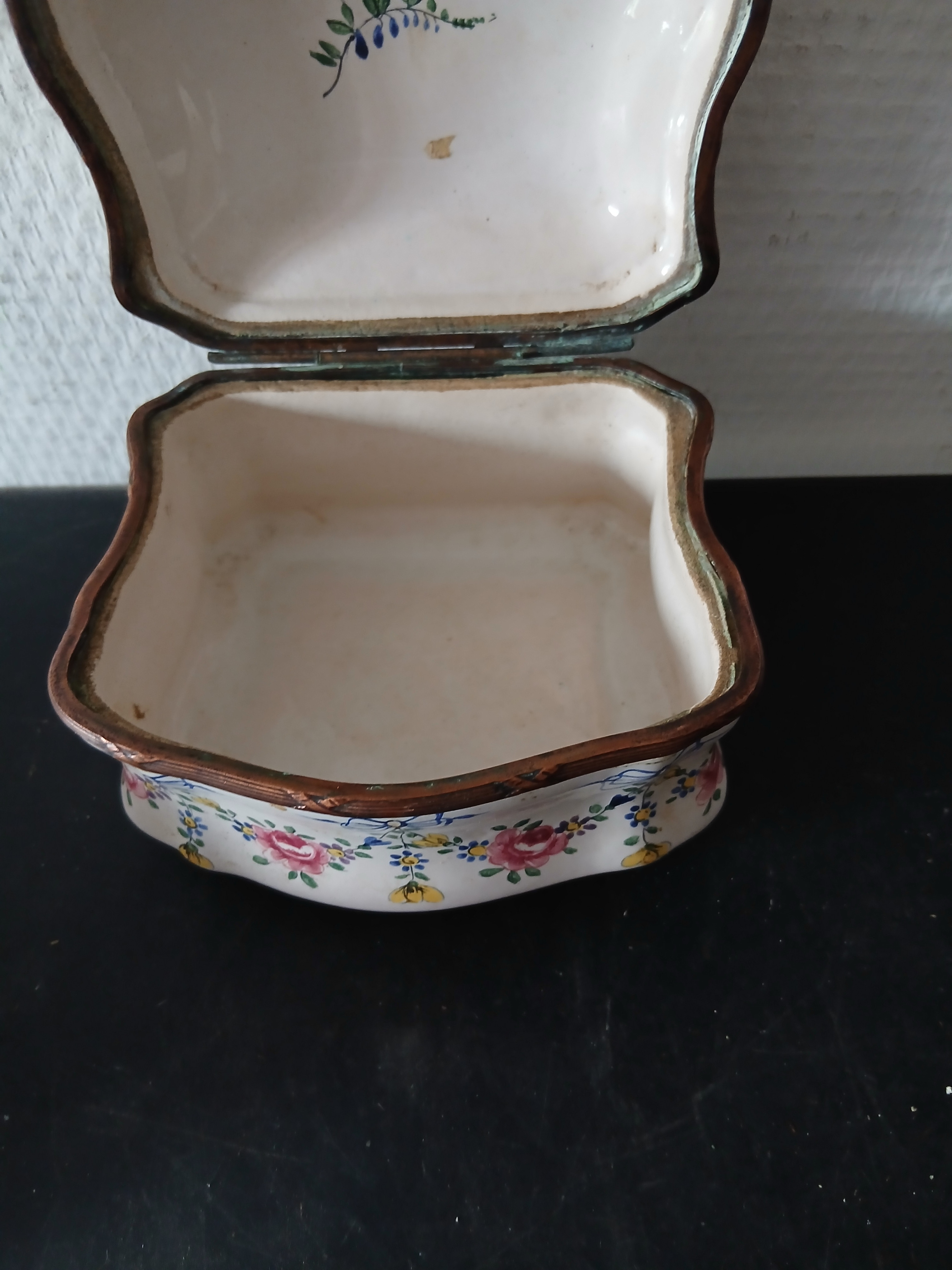 Voir photo 11 de Ancienne petite boite à bijoux en porcelaine à décor de fleurs. (lettres B.R au dos) Ancienne petite boite à bijoux en porcelaine à décor de fleurs. (lettres B.R au dos) reconditionné photo 11