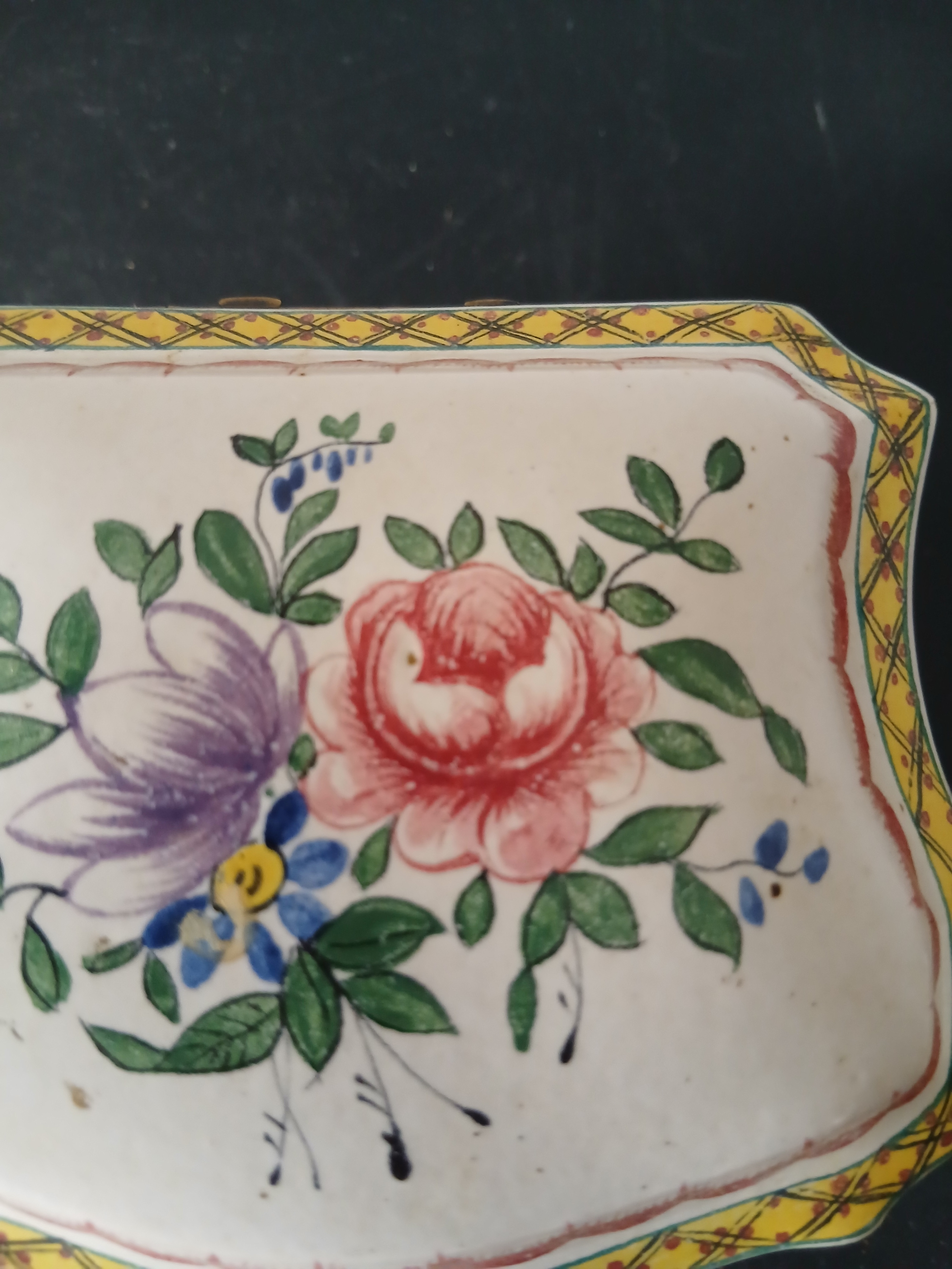 Voir photo 13 de Ancienne petite boite à bijoux en porcelaine à décor de fleurs. (lettres B.R au dos) Ancienne petite boite à bijoux en porcelaine à décor de fleurs. (lettres B.R au dos) reconditionné photo 13