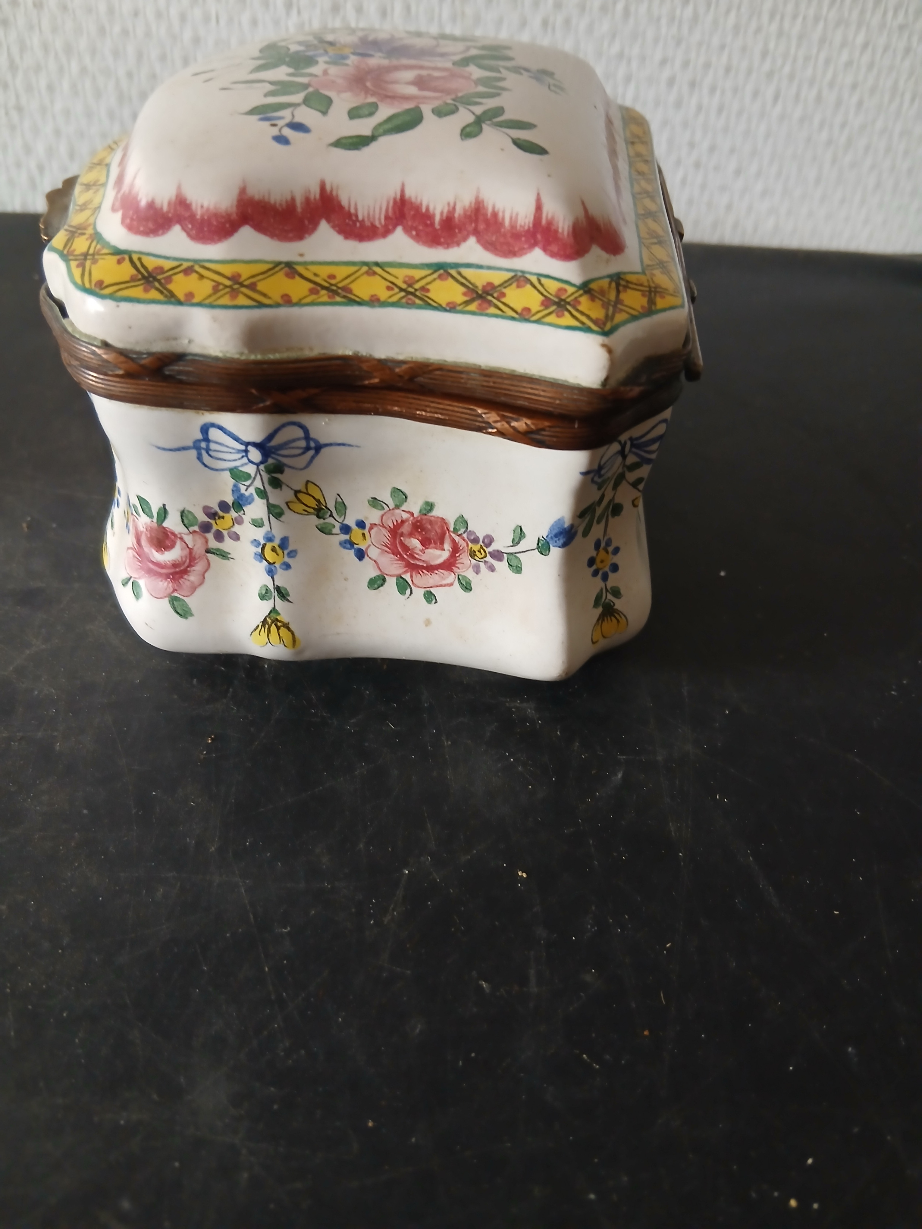 Voir photo 2 de Ancienne petite boite à bijoux en porcelaine à décor de fleurs. (lettres B.R au dos) Ancienne petite boite à bijoux en porcelaine à décor de fleurs. (lettres B.R au dos) reconditionné photo 2