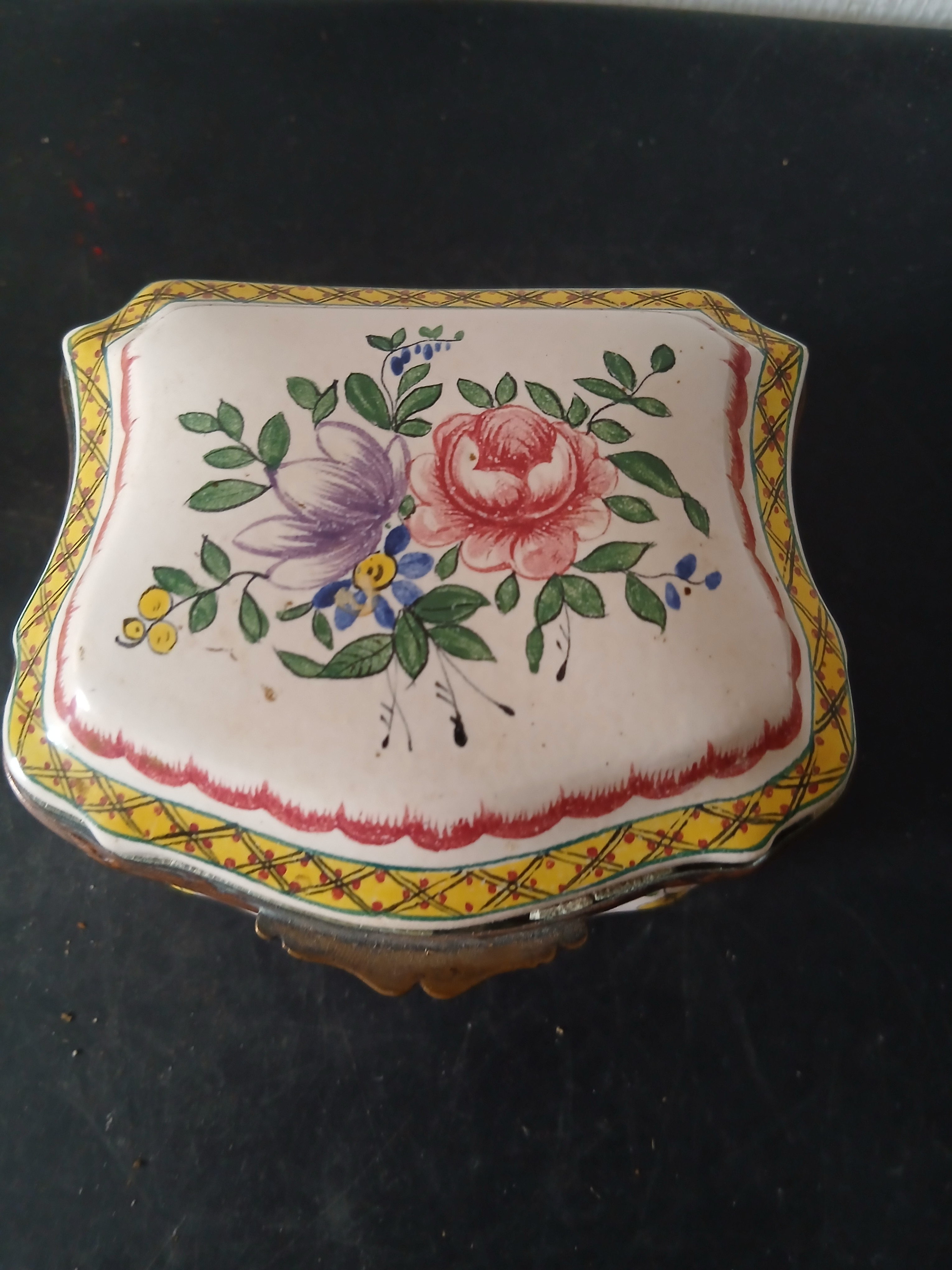 Voir photo 3 de Ancienne petite boite à bijoux en porcelaine à décor de fleurs. (lettres B.R au dos) Ancienne petite boite à bijoux en porcelaine à décor de fleurs. (lettres B.R au dos) reconditionné photo 3