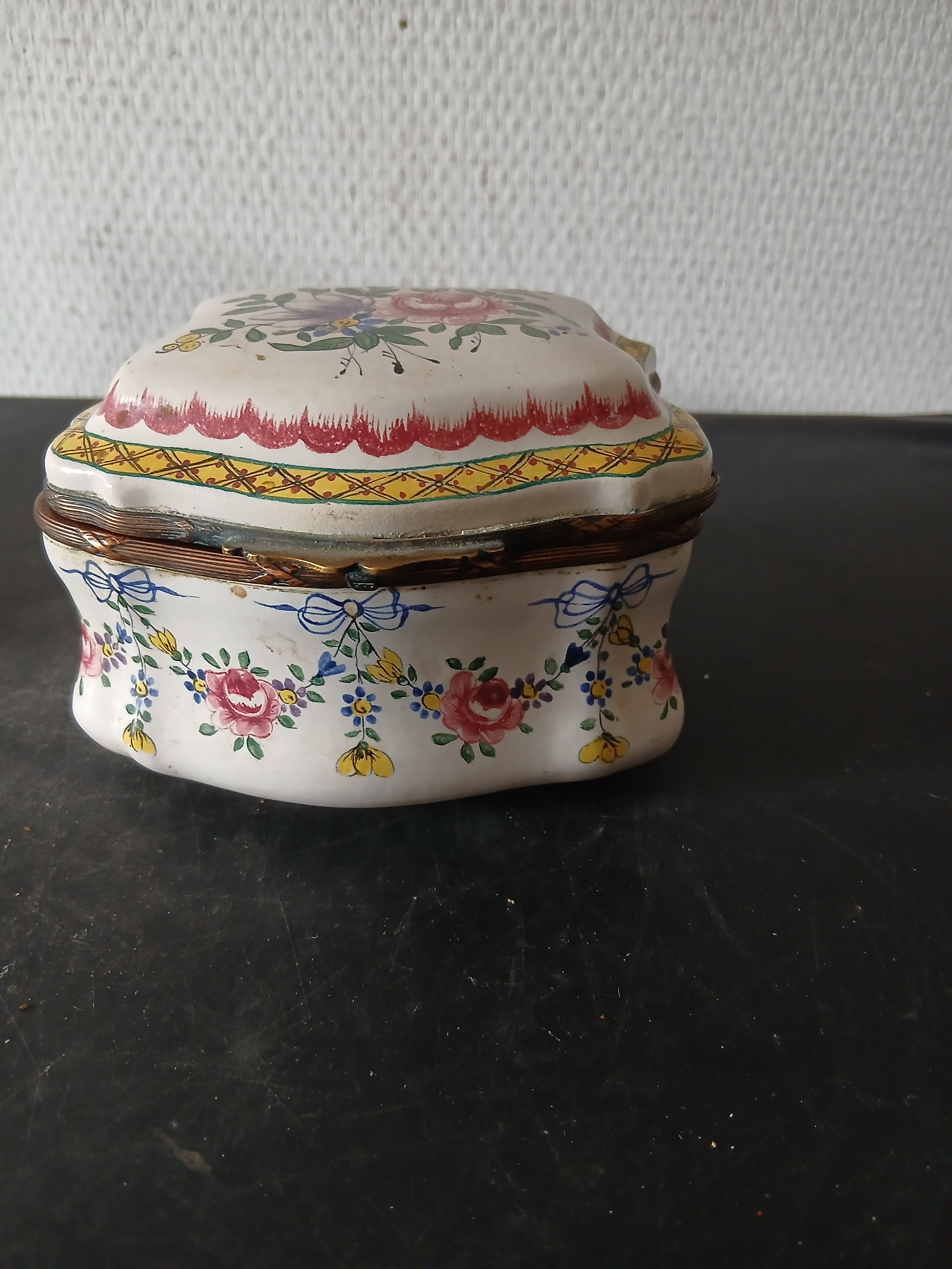 Voir photo 4 de Ancienne petite boite à bijoux en porcelaine à décor de fleurs. (lettres B.R au dos) Ancienne petite boite à bijoux en porcelaine à décor de fleurs. (lettres B.R au dos) reconditionné photo 4