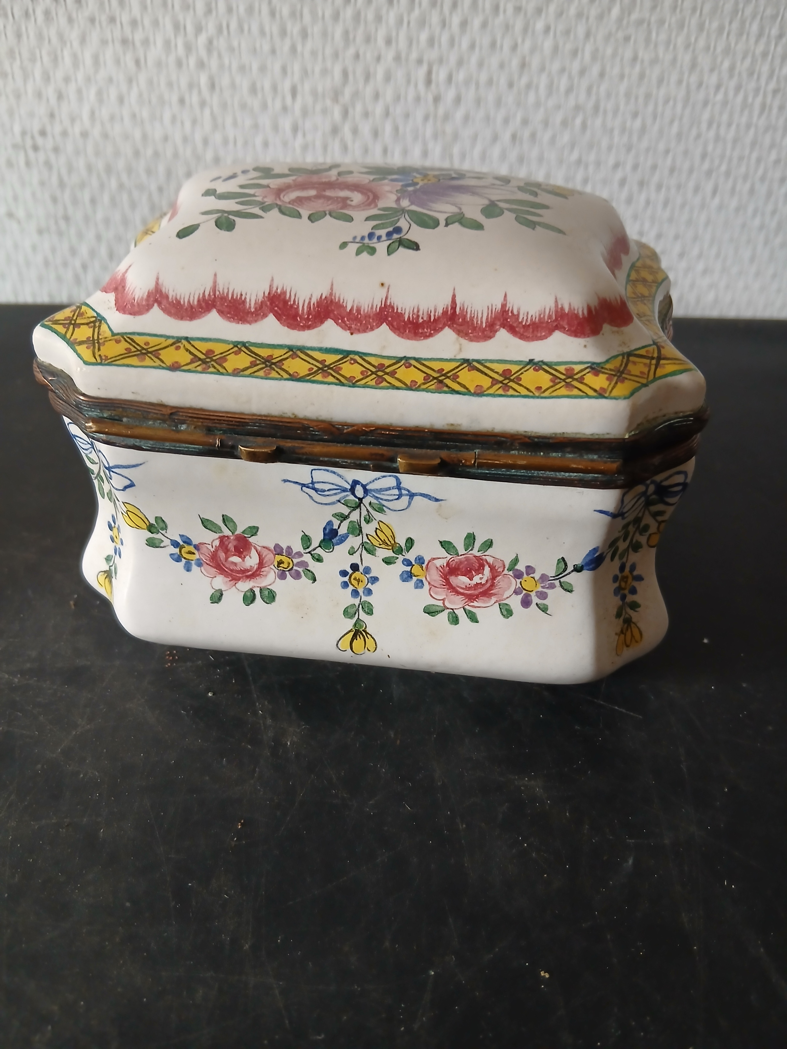 Voir photo 5 de Ancienne petite boite à bijoux en porcelaine à décor de fleurs. (lettres B.R au dos) Ancienne petite boite à bijoux en porcelaine à décor de fleurs. (lettres B.R au dos) reconditionné photo 5