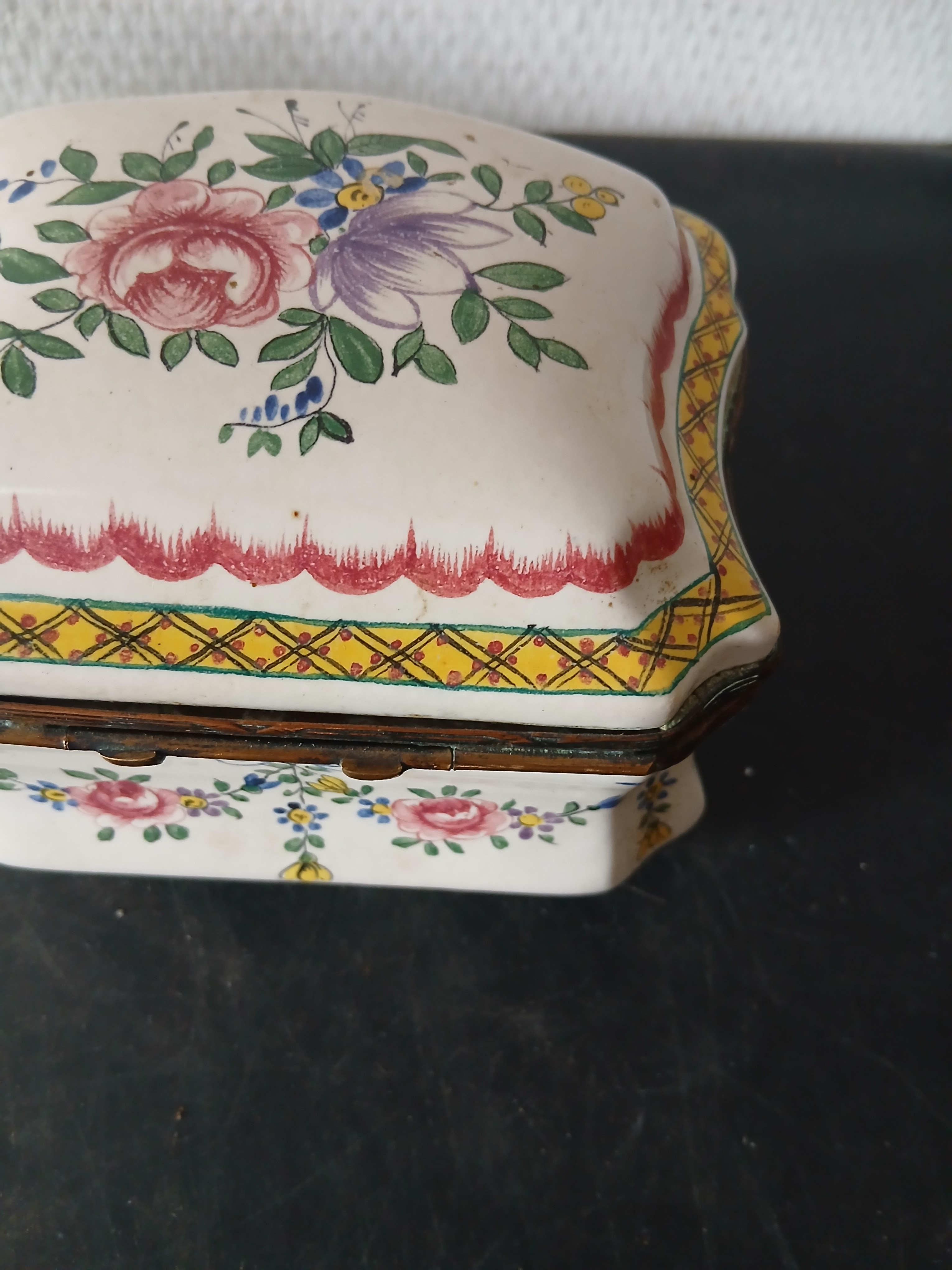 Voir photo 6 de Ancienne petite boite à bijoux en porcelaine à décor de fleurs. (lettres B.R au dos) Ancienne petite boite à bijoux en porcelaine à décor de fleurs. (lettres B.R au dos) reconditionné photo 6