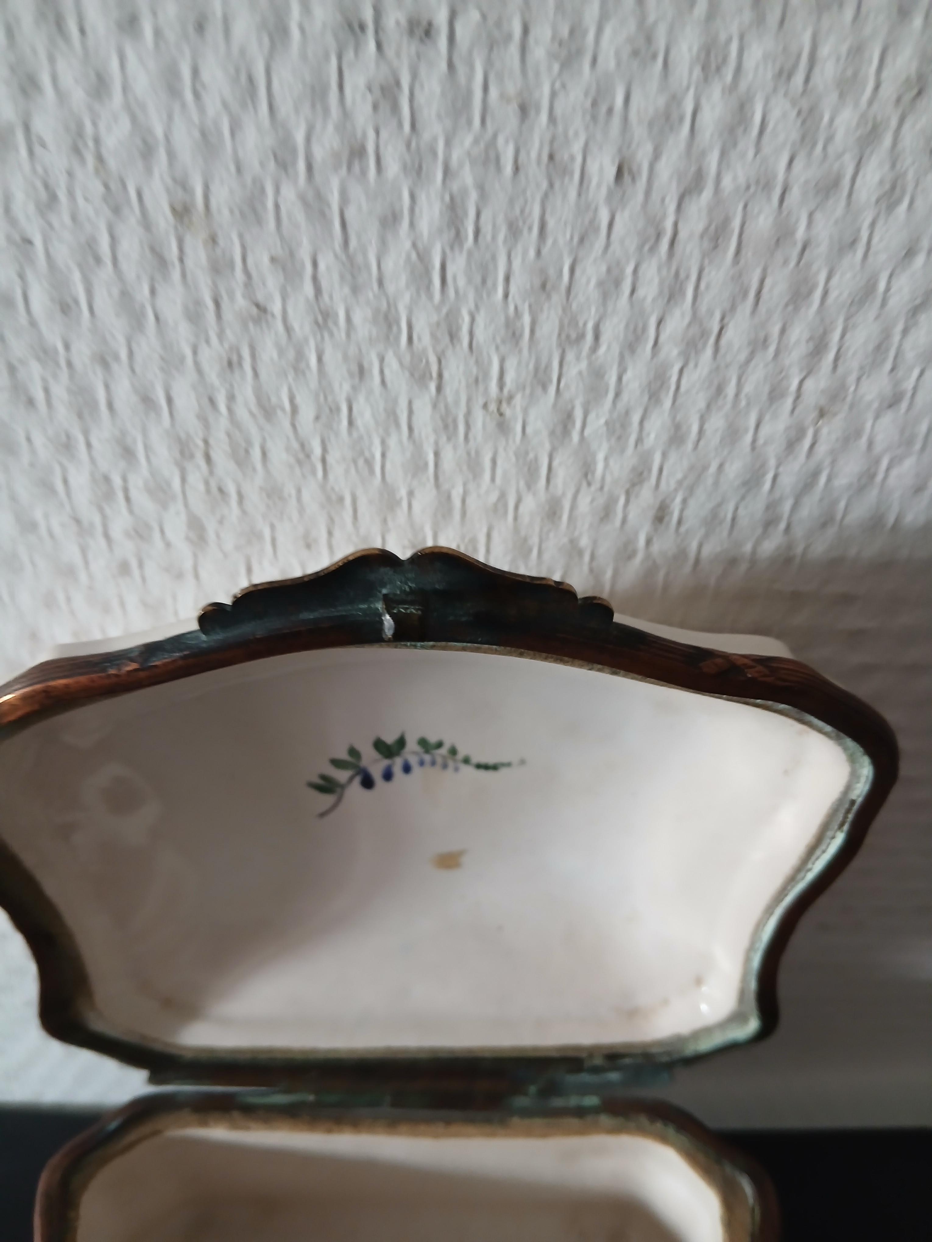 Voir photo 8 de Ancienne petite boite à bijoux en porcelaine à décor de fleurs. (lettres B.R au dos) Ancienne petite boite à bijoux en porcelaine à décor de fleurs. (lettres B.R au dos) reconditionné photo 8