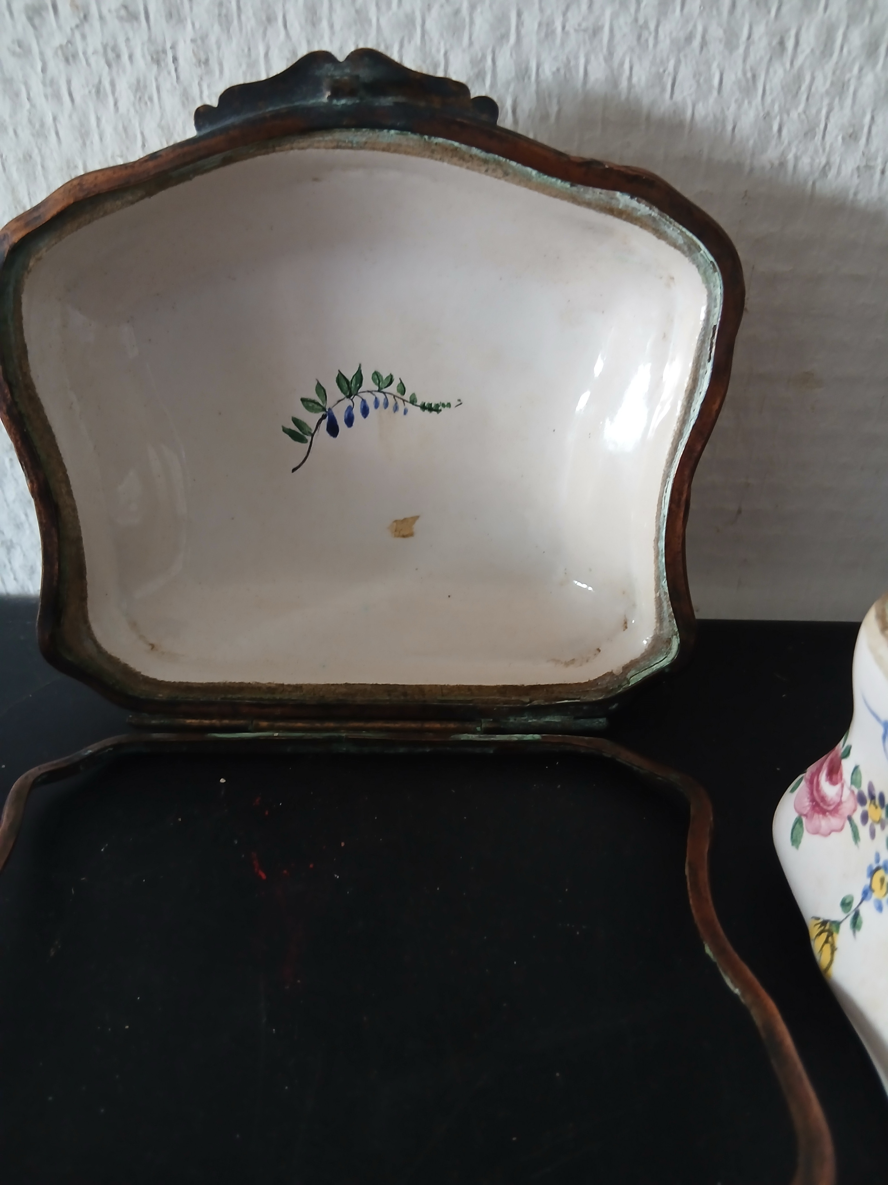 Voir photo 9 de Ancienne petite boite à bijoux en porcelaine à décor de fleurs. (lettres B.R au dos) Ancienne petite boite à bijoux en porcelaine à décor de fleurs. (lettres B.R au dos) reconditionné photo 9