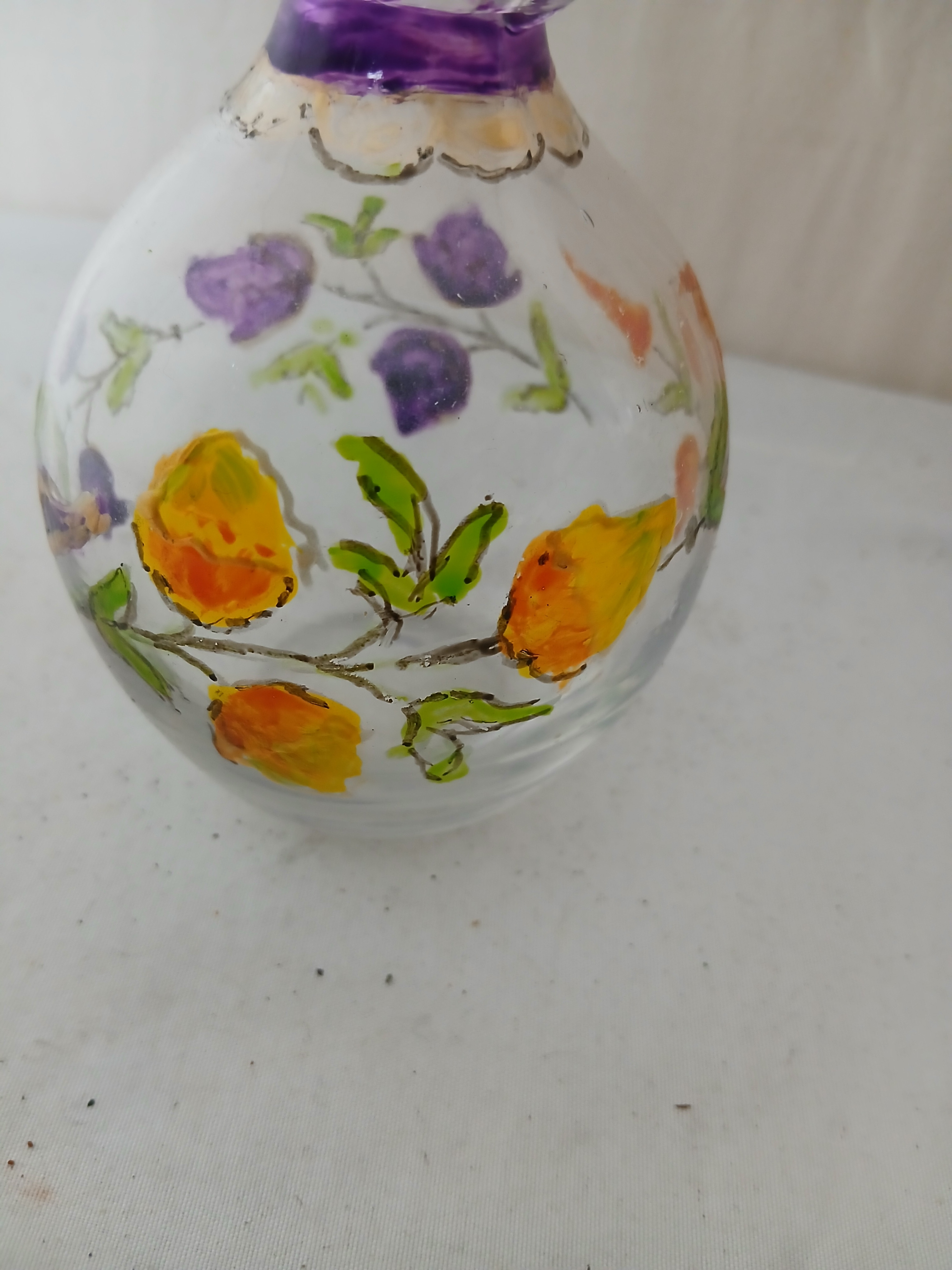 Voir photo 3 de Ancienne Petite carafe à liqueur en verre soufllé et émaillée de fleurs. Ancienne Petite carafe à liqueur en verre soufllé et émaillée de fleurs. Très bon état reconditionné photo 3