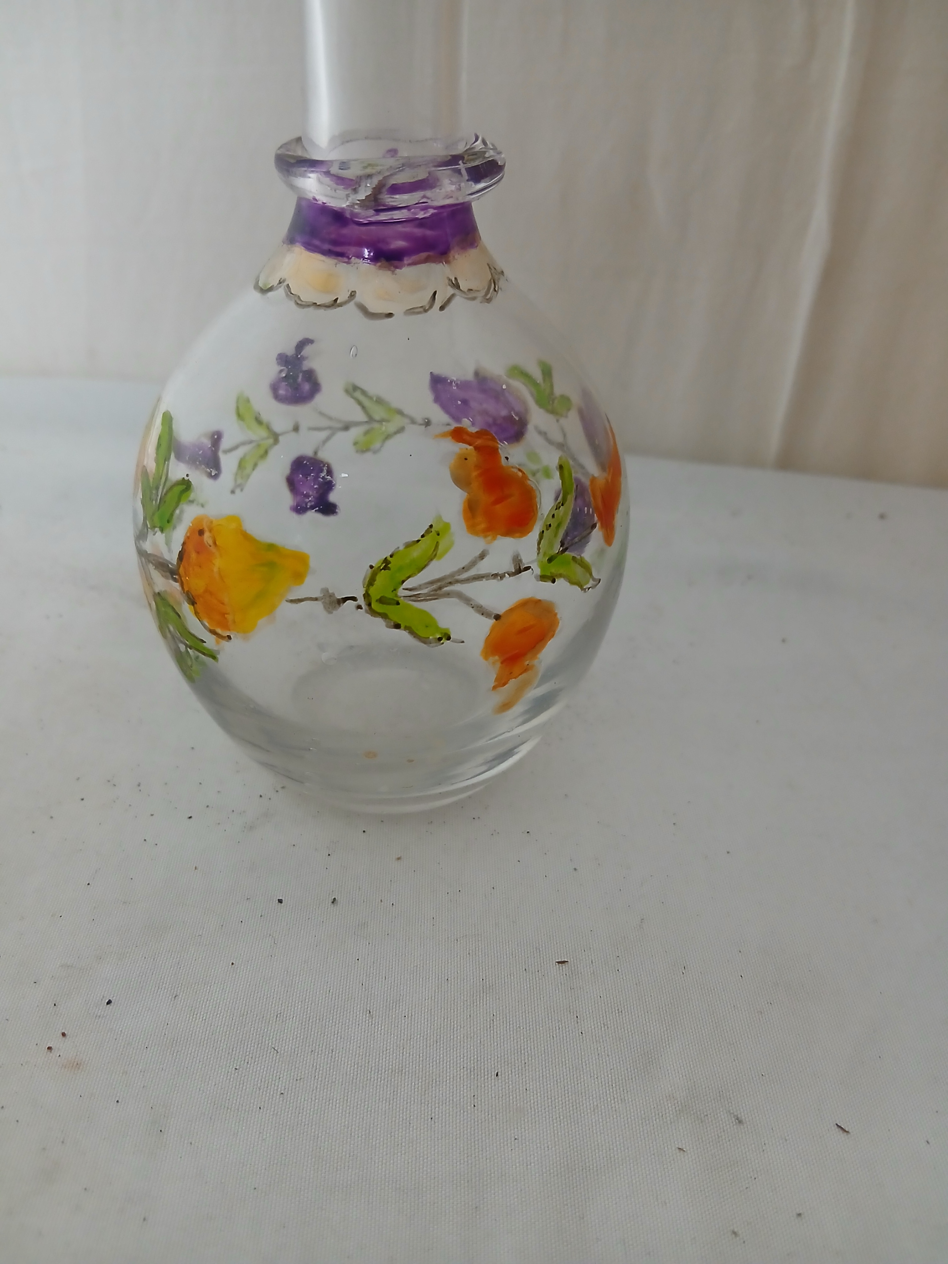 Voir photo 4 de Ancienne Petite carafe à liqueur en verre soufllé et émaillée de fleurs. Ancienne Petite carafe à liqueur en verre soufllé et émaillée de fleurs. Très bon état reconditionné photo 4