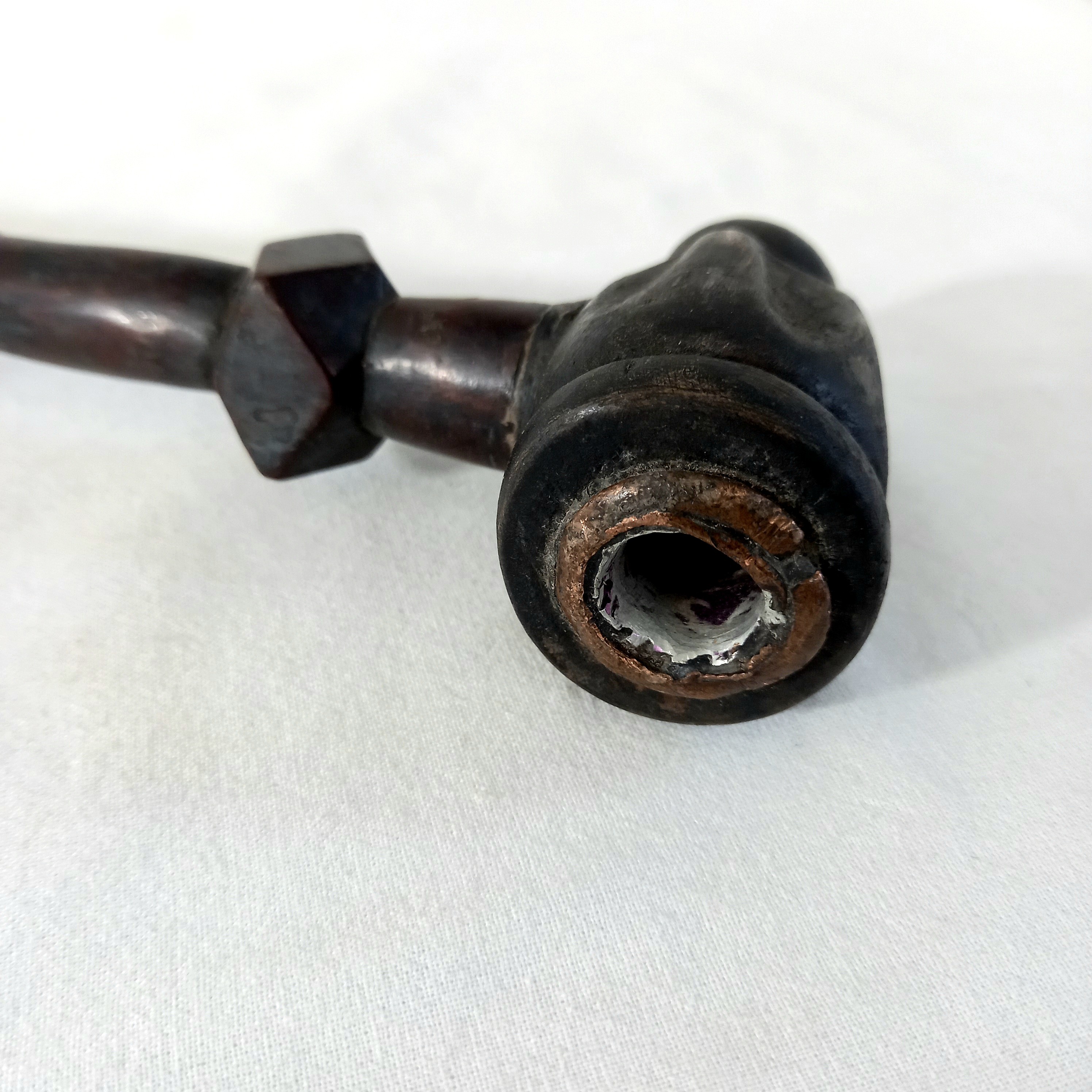 Voir photo 2 de Ancienne pipe en bois tourné, à long tuyau, à foyer métallique, de 40 centimètres Ancienne pipe en bois tourné, à long tuyau, à foyer métallique, de 40 centimètres reconditionné photo 2