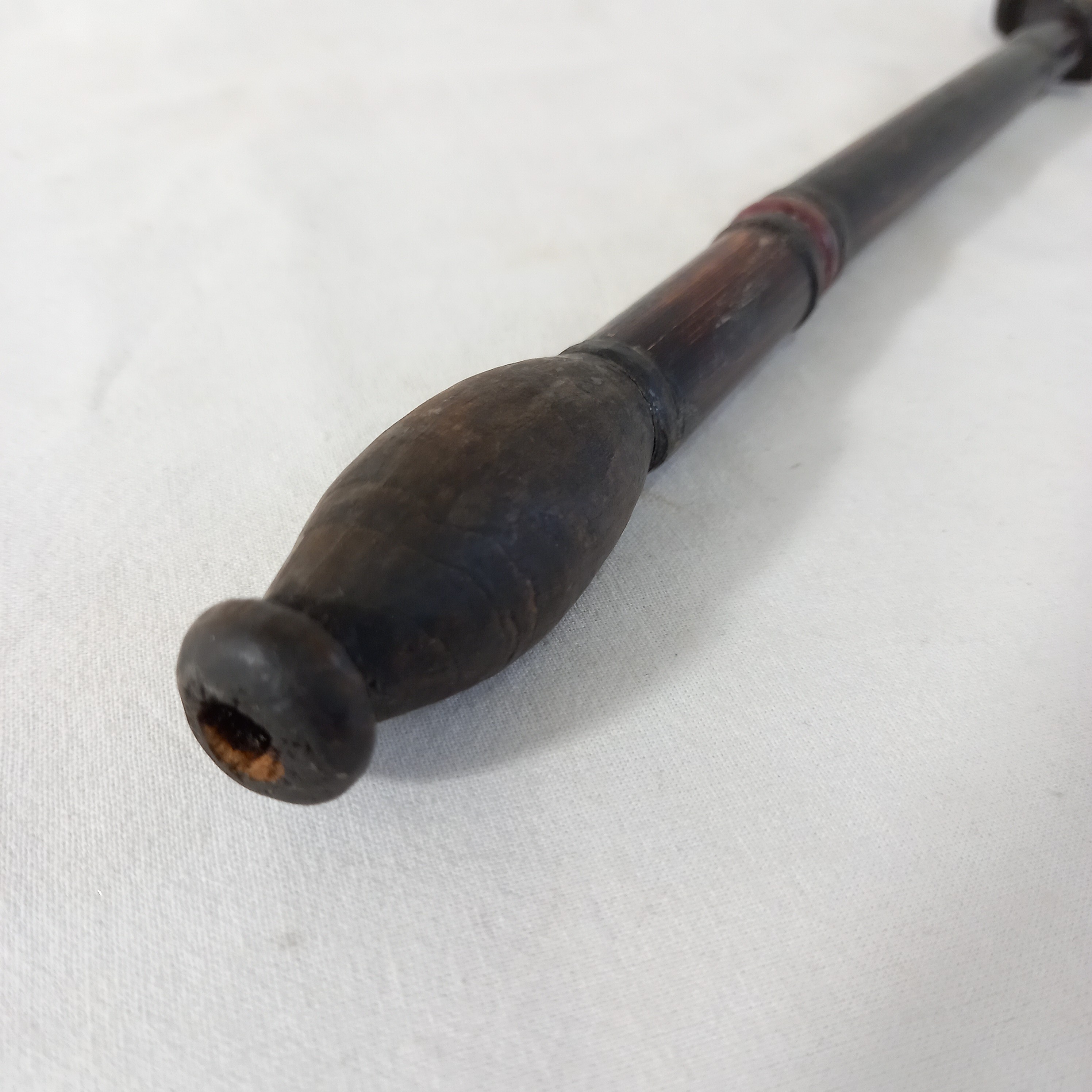 Voir photo 3 de Ancienne pipe en bois tourné, à long tuyau, à foyer métallique, de 40 centimètres Ancienne pipe en bois tourné, à long tuyau, à foyer métallique, de 40 centimètres reconditionné photo 3