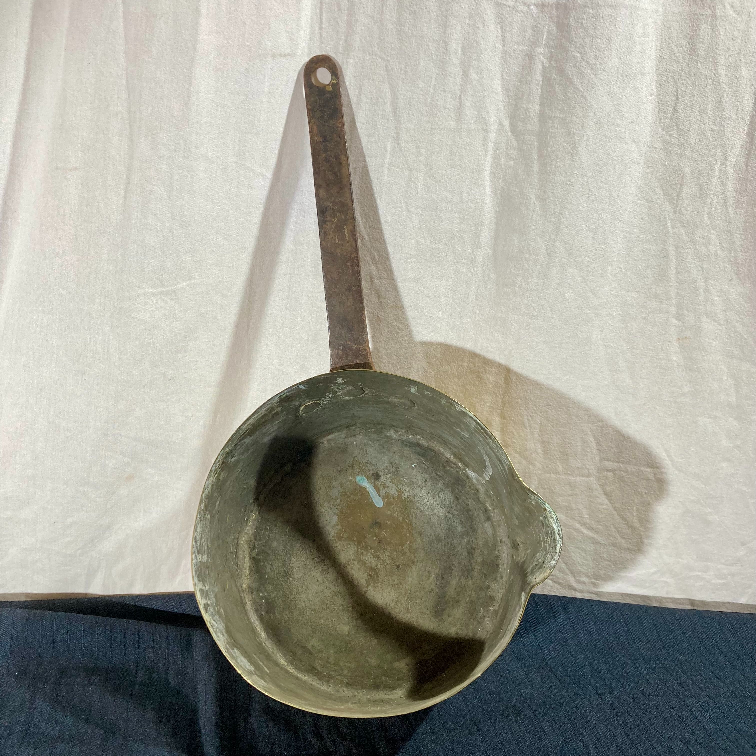 Voir photo 3 de Ancienne Poêle à Sucre / Confiturier en Laiton et Fer Forgé - Objet de Charme Ancienne Poêle à Sucre / Confiturier en Laiton et Fer Forgé - Objet de Charme Bon état reconditionné photo 3
