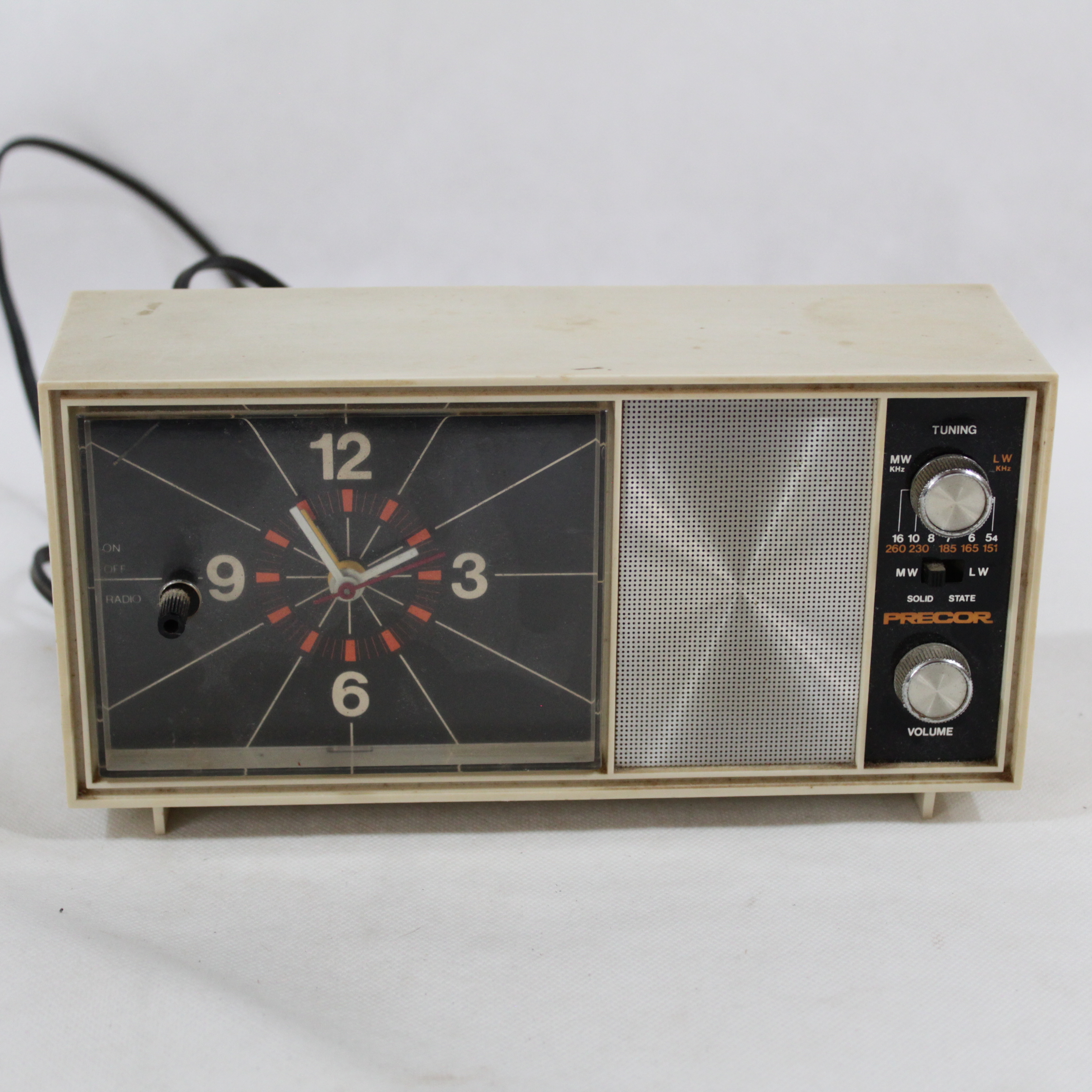 Acheter Ancienne radio -réveil PRECOR État correct - 10,00 € Ancienne radio -réveil PRECOR État correct reconditionné disponible sur Label Emmaüs