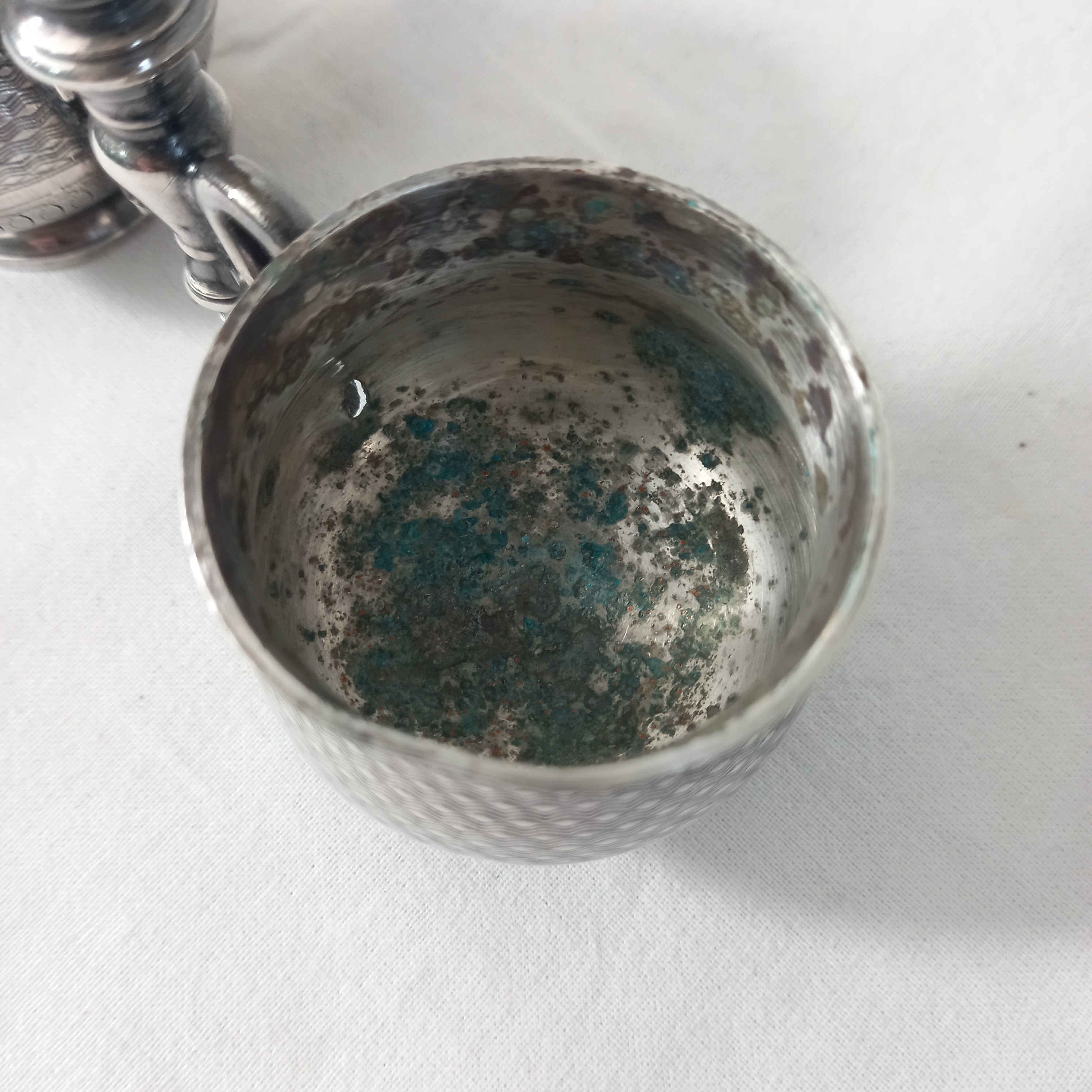Voir photo 11 de Ancienne salière et poivrière en métal argenté, de marque Ralphen Ancienne salière et poivrière en métal argenté, de marque Ralphen État correct reconditionné photo 11