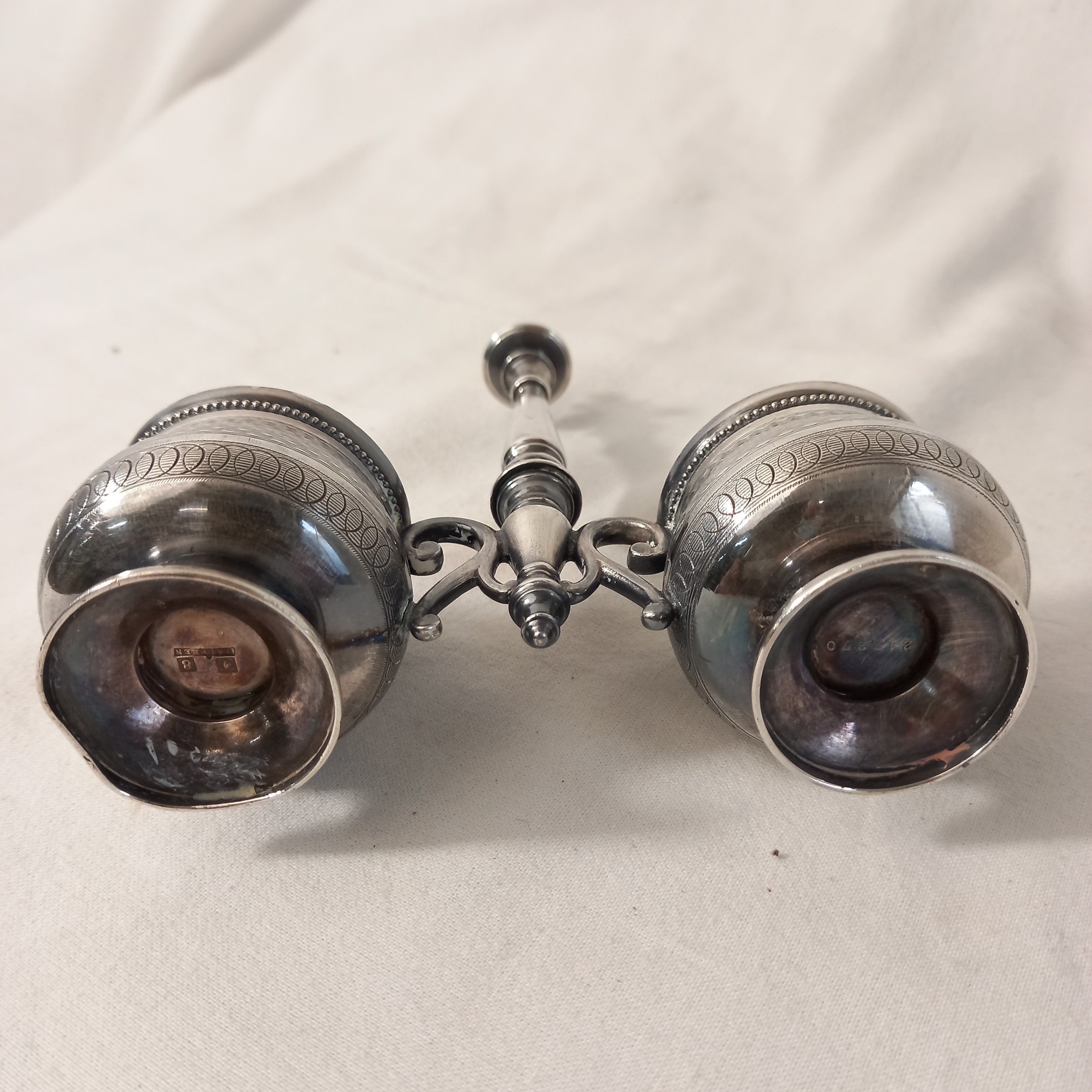 Voir photo 4 de Ancienne salière et poivrière en métal argenté, de marque Ralphen Ancienne salière et poivrière en métal argenté, de marque Ralphen État correct reconditionné photo 4