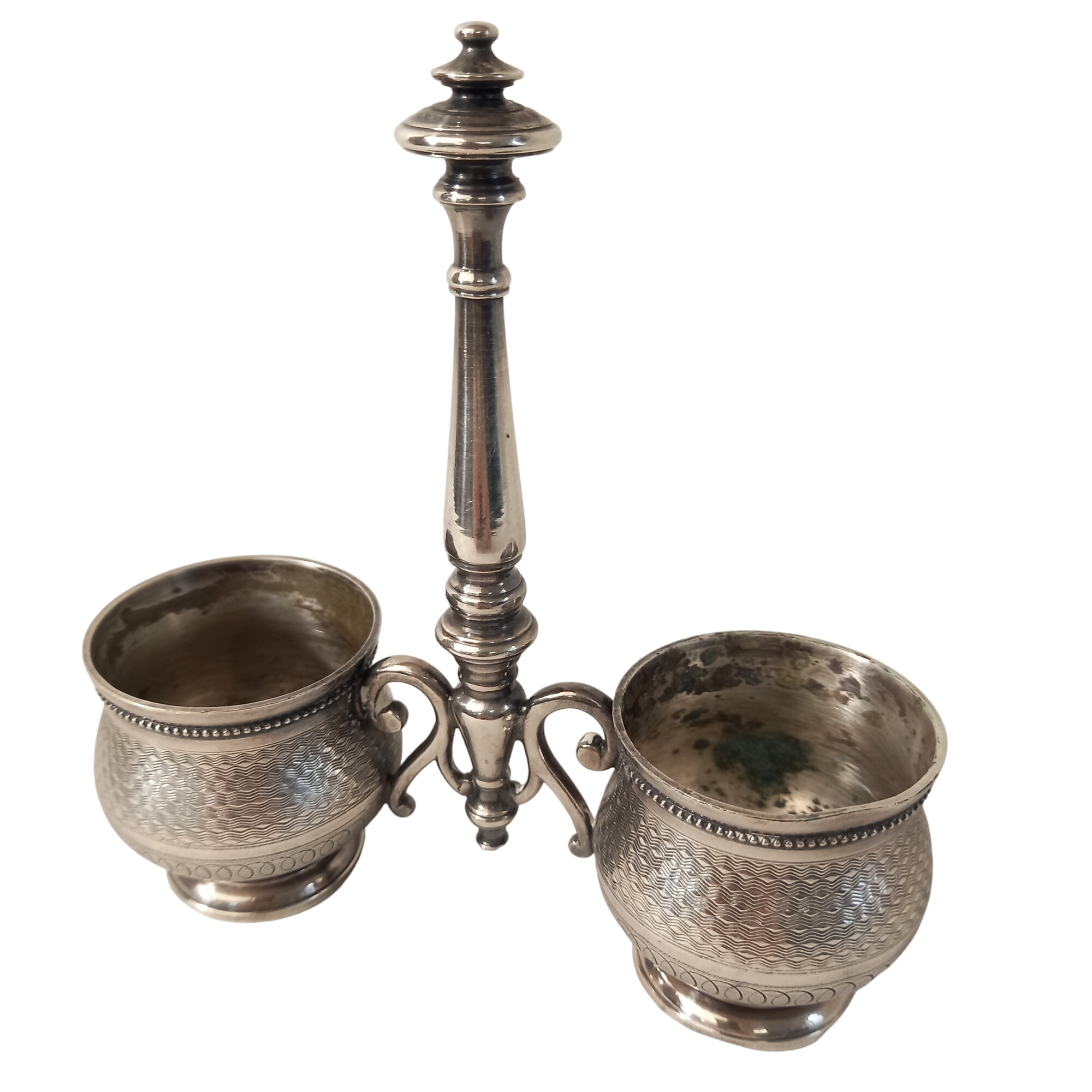 Acheter Ancienne salière et poivrière en métal argenté, de marque Ralphen État correct - 15,00 € Ancienne salière et poivrière en métal argenté, de marque Ralphen État correct reconditionné disponible sur Label Emmaüs