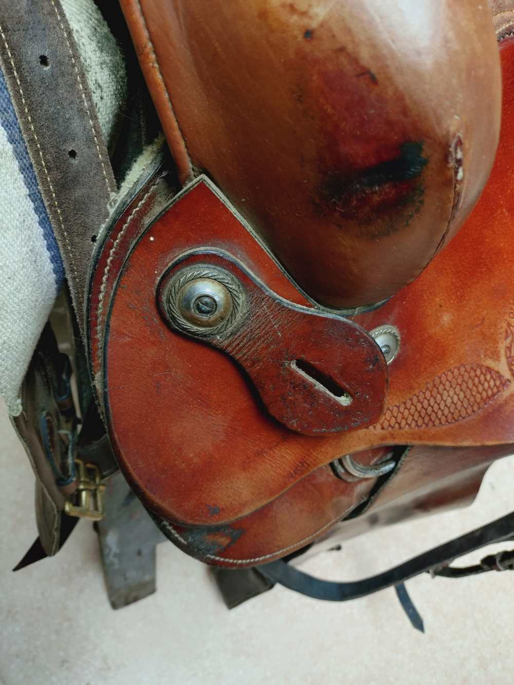 Voir photo 10 de Ancienne selle américaine en cuir fait à la main. Selle western. À retirer en boutique, Millau. Ancienne selle américaine en cuir fait à la main. Selle western. À retirer en boutique, Millau. Bon état reconditionné photo 10