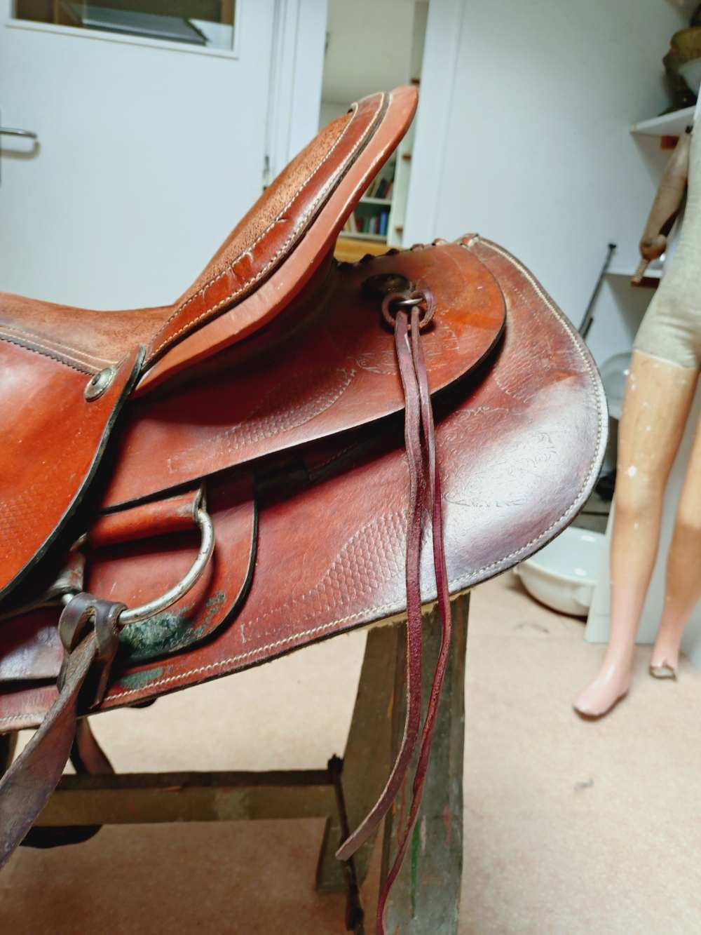 Voir photo 15 de Ancienne selle américaine en cuir fait à la main. Selle western. À retirer en boutique, Millau. Ancienne selle américaine en cuir fait à la main. Selle western. À retirer en boutique, Millau. Bon état reconditionné photo 15