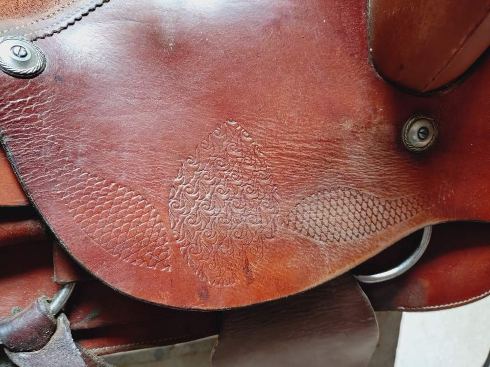 Voir photo 16 de Ancienne selle américaine en cuir fait à la main. Selle western. À retirer en boutique, Millau. Ancienne selle américaine en cuir fait à la main. Selle western. À retirer en boutique, Millau. Bon état reconditionné photo 16