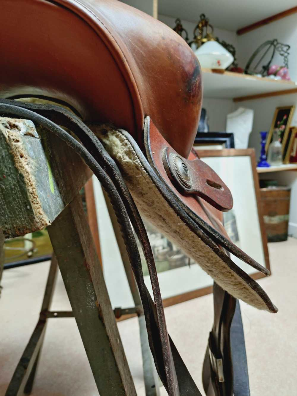 Voir photo 18 de Ancienne selle américaine en cuir fait à la main. Selle western. À retirer en boutique, Millau. Ancienne selle américaine en cuir fait à la main. Selle western. À retirer en boutique, Millau. Bon état reconditionné photo 18