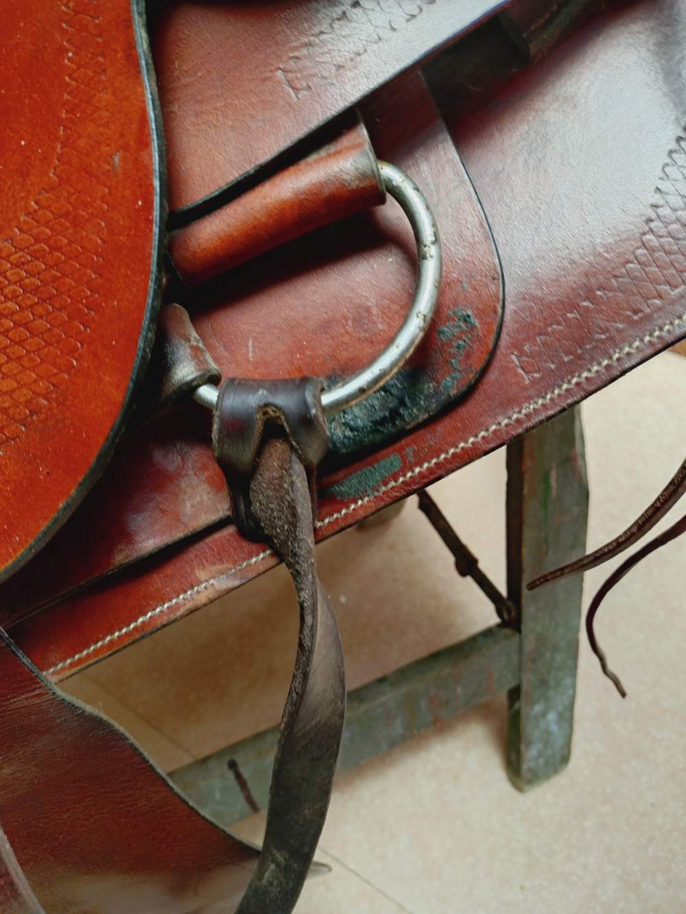 Voir photo 19 de Ancienne selle américaine en cuir fait à la main. Selle western. À retirer en boutique, Millau. Ancienne selle américaine en cuir fait à la main. Selle western. À retirer en boutique, Millau. Bon état reconditionné photo 19
