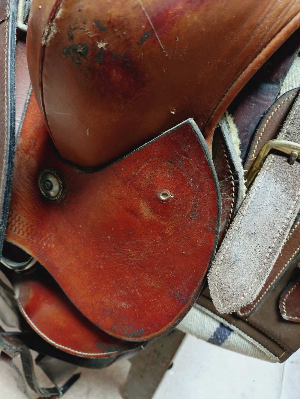 Voir photo 22 de Ancienne selle américaine en cuir fait à la main. Selle western. À retirer en boutique, Millau. Ancienne selle américaine en cuir fait à la main. Selle western. À retirer en boutique, Millau. Bon état reconditionné photo 22