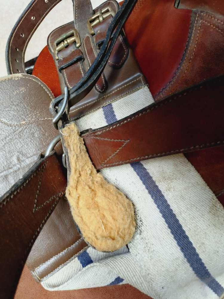 Voir photo 26 de Ancienne selle américaine en cuir fait à la main. Selle western. À retirer en boutique, Millau. Ancienne selle américaine en cuir fait à la main. Selle western. À retirer en boutique, Millau. Bon état reconditionné photo 26