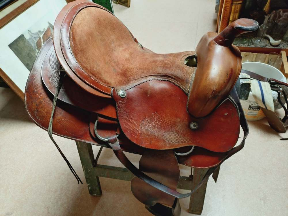 Voir photo 3 de Ancienne selle américaine en cuir fait à la main. Selle western. À retirer en boutique, Millau. Ancienne selle américaine en cuir fait à la main. Selle western. À retirer en boutique, Millau. Bon état reconditionné photo 3