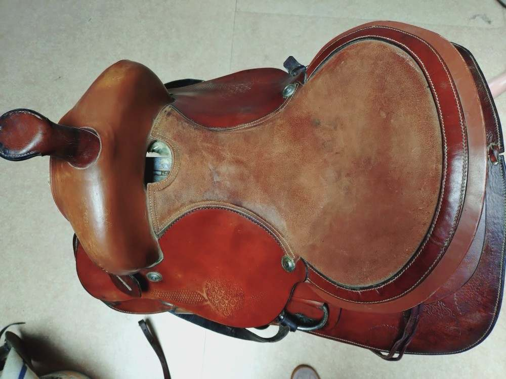 Voir photo 4 de Ancienne selle américaine en cuir fait à la main. Selle western. À retirer en boutique, Millau. Ancienne selle américaine en cuir fait à la main. Selle western. À retirer en boutique, Millau. Bon état reconditionné photo 4