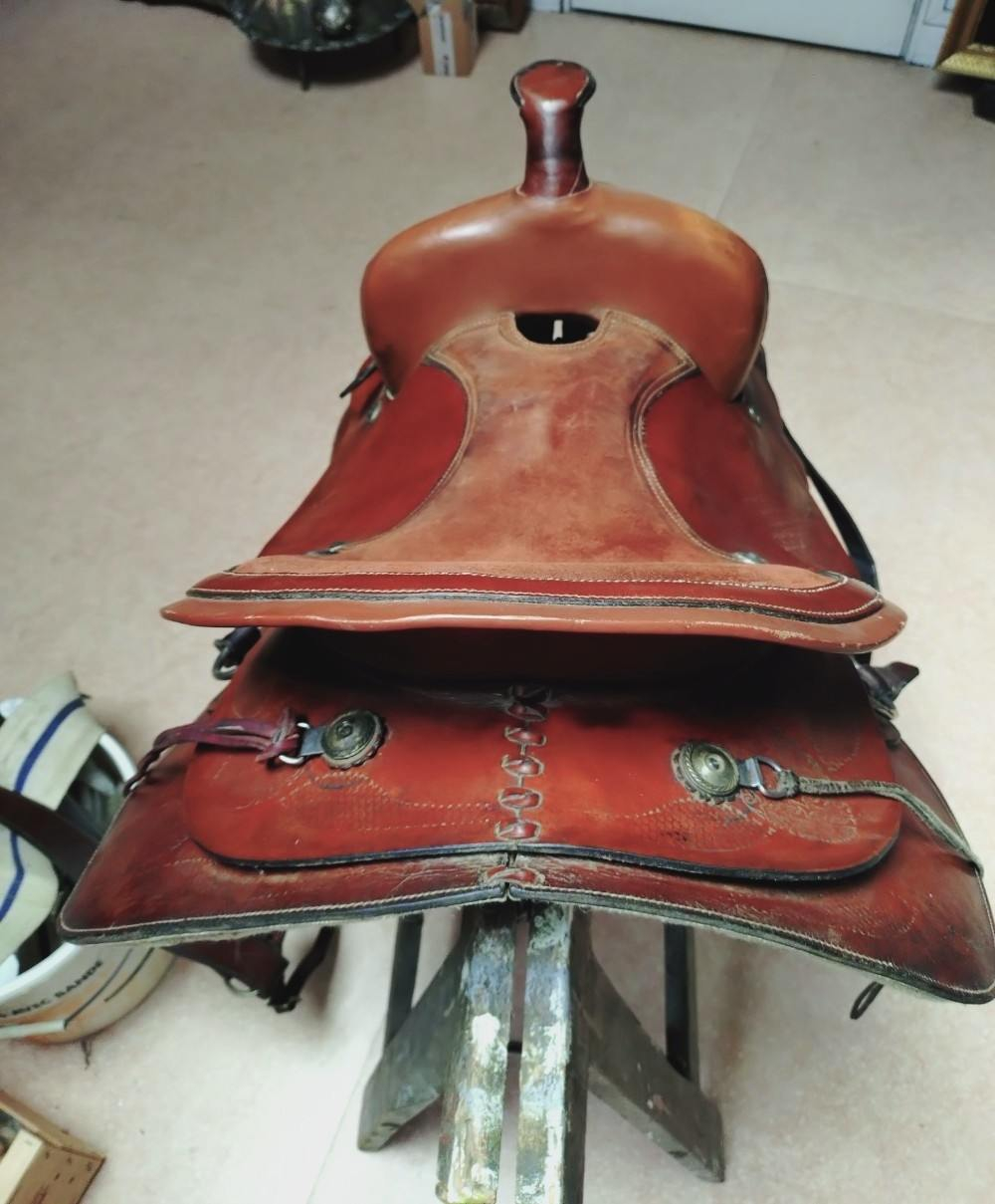 Voir photo 5 de Ancienne selle américaine en cuir fait à la main. Selle western. À retirer en boutique, Millau. Ancienne selle américaine en cuir fait à la main. Selle western. À retirer en boutique, Millau. Bon état reconditionné photo 5