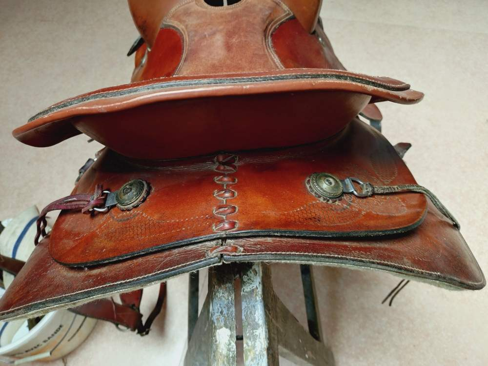 Voir photo 6 de Ancienne selle américaine en cuir fait à la main. Selle western. À retirer en boutique, Millau. Ancienne selle américaine en cuir fait à la main. Selle western. À retirer en boutique, Millau. Bon état reconditionné photo 6