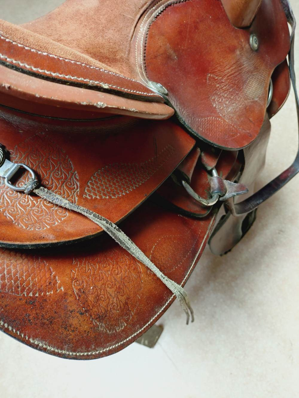Voir photo 7 de Ancienne selle américaine en cuir fait à la main. Selle western. À retirer en boutique, Millau. Ancienne selle américaine en cuir fait à la main. Selle western. À retirer en boutique, Millau. Bon état reconditionné photo 7