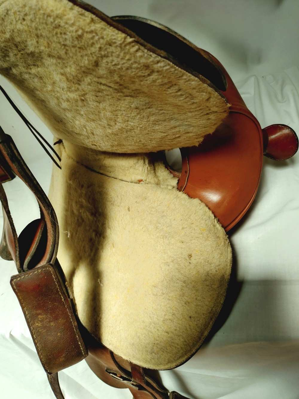 Voir photo 9 de Ancienne selle américaine en cuir fait à la main. Selle western. À retirer en boutique, Millau. Ancienne selle américaine en cuir fait à la main. Selle western. À retirer en boutique, Millau. Bon état reconditionné photo 9