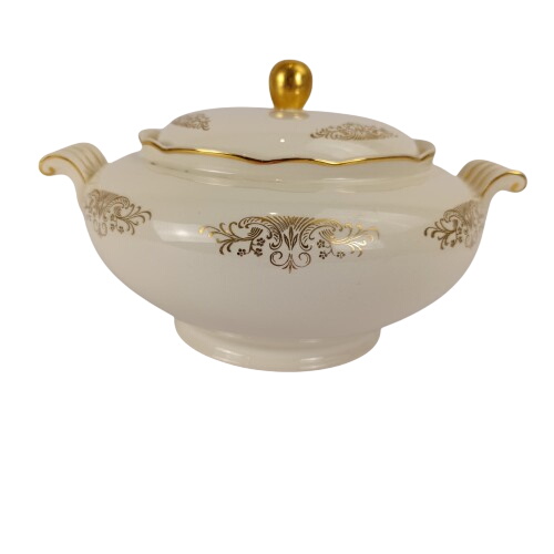 Ancienne soupière avec motifs Bon état - 21,00 € Ancienne soupière avec motifs Bon état reconditionné disponible sur Label Emmaüs