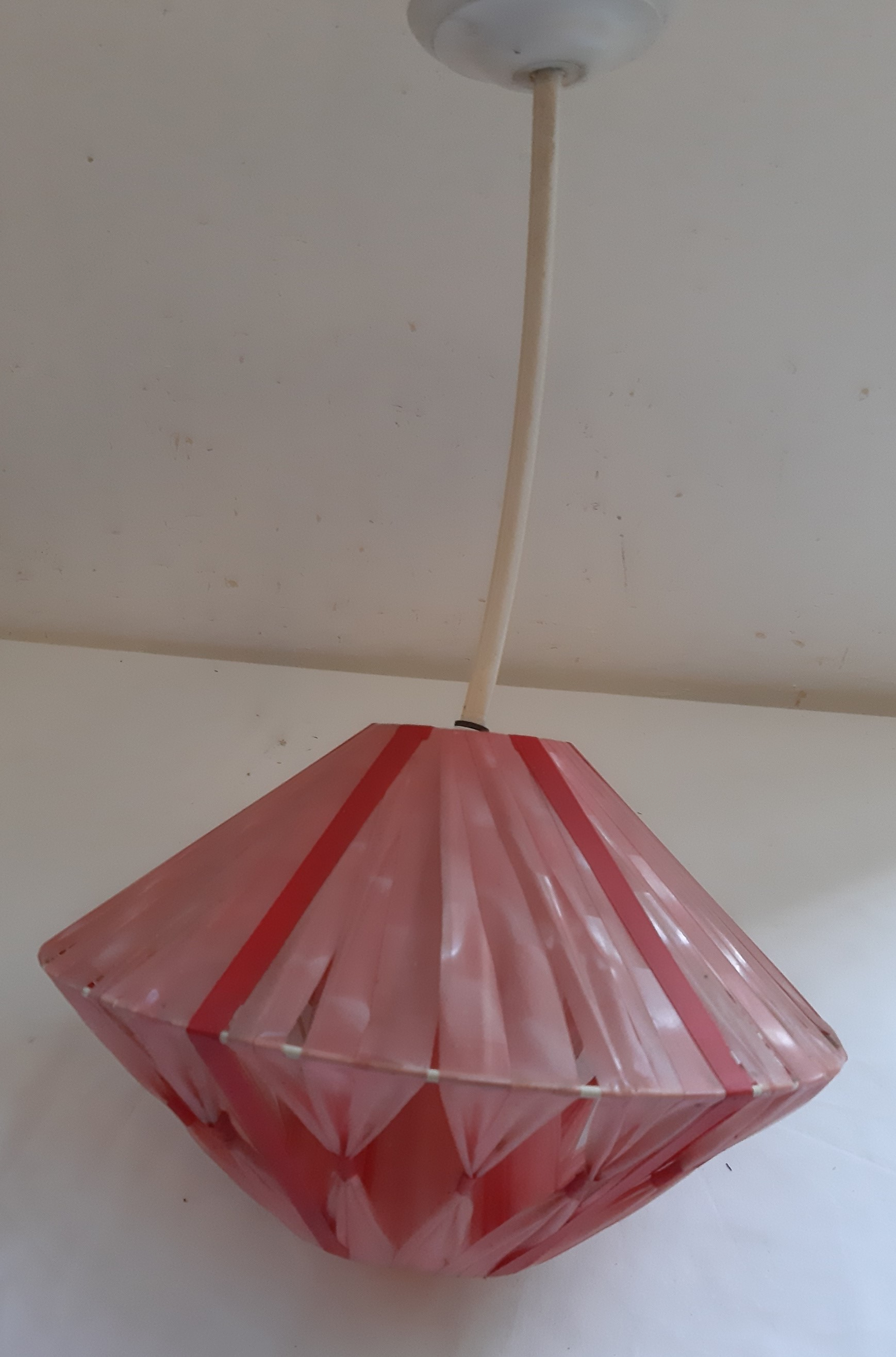 Ancienne suspension des années 60, abat-jour Rubans colorés rose, vintage Bon état - 28,00 € Ancienne suspension des années 60, abat-jour Rubans colorés rose, vintage Bon état reconditionné disponible sur Label Emmaüs