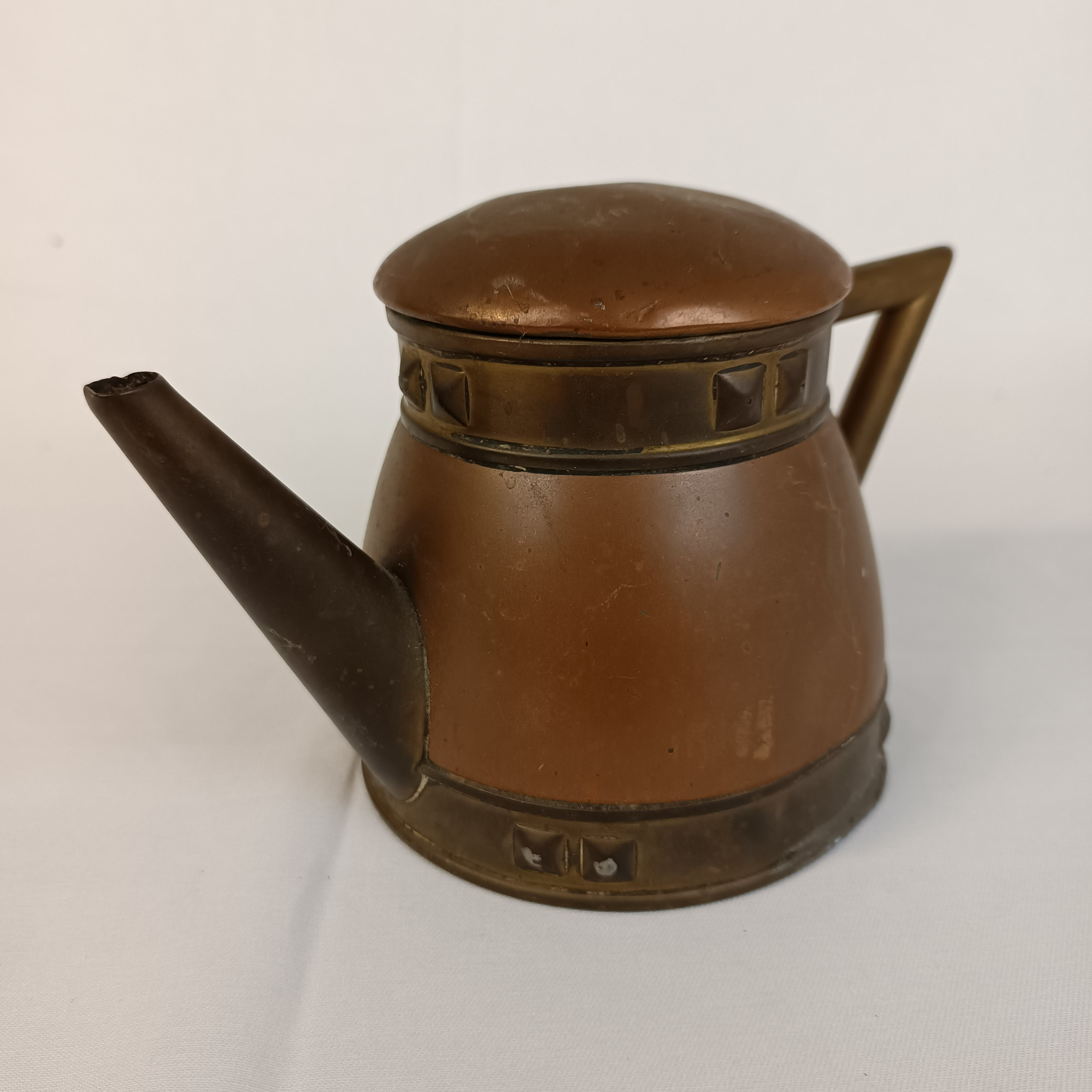 Voir photo 2 de Ancienne Théière ou Cafetière en laiton / cuivre, signé BME J&C Ancienne Théière ou Cafetière en laiton / cuivre, signé BME J&C État correct reconditionné photo 2