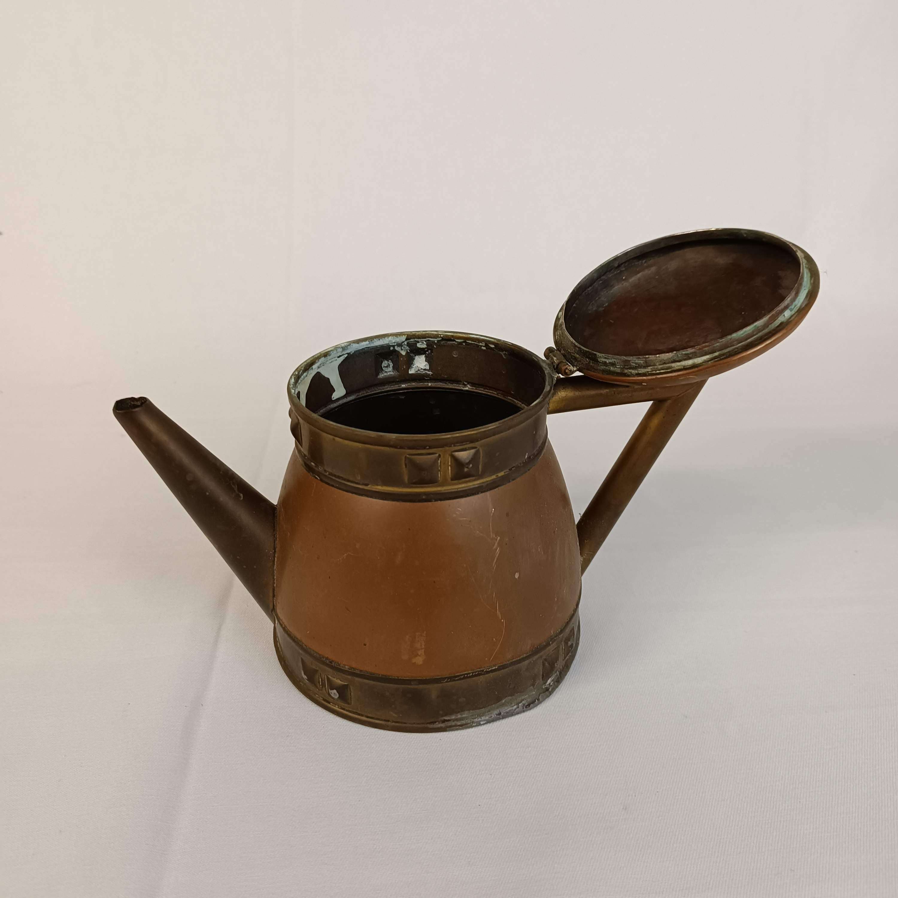 Voir photo 3 de Ancienne Théière ou Cafetière en laiton / cuivre, signé BME J&C Ancienne Théière ou Cafetière en laiton / cuivre, signé BME J&C État correct reconditionné photo 3