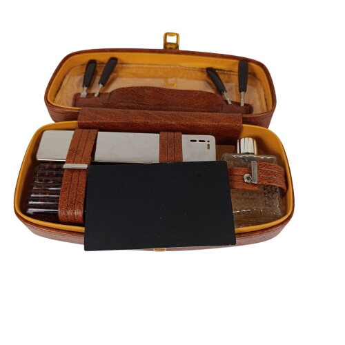 Acheter Ancienne trousse de toilette des années 70 - 10,00 € Ancienne trousse de toilette des années 70 reconditionné disponible sur Label Emmaüs