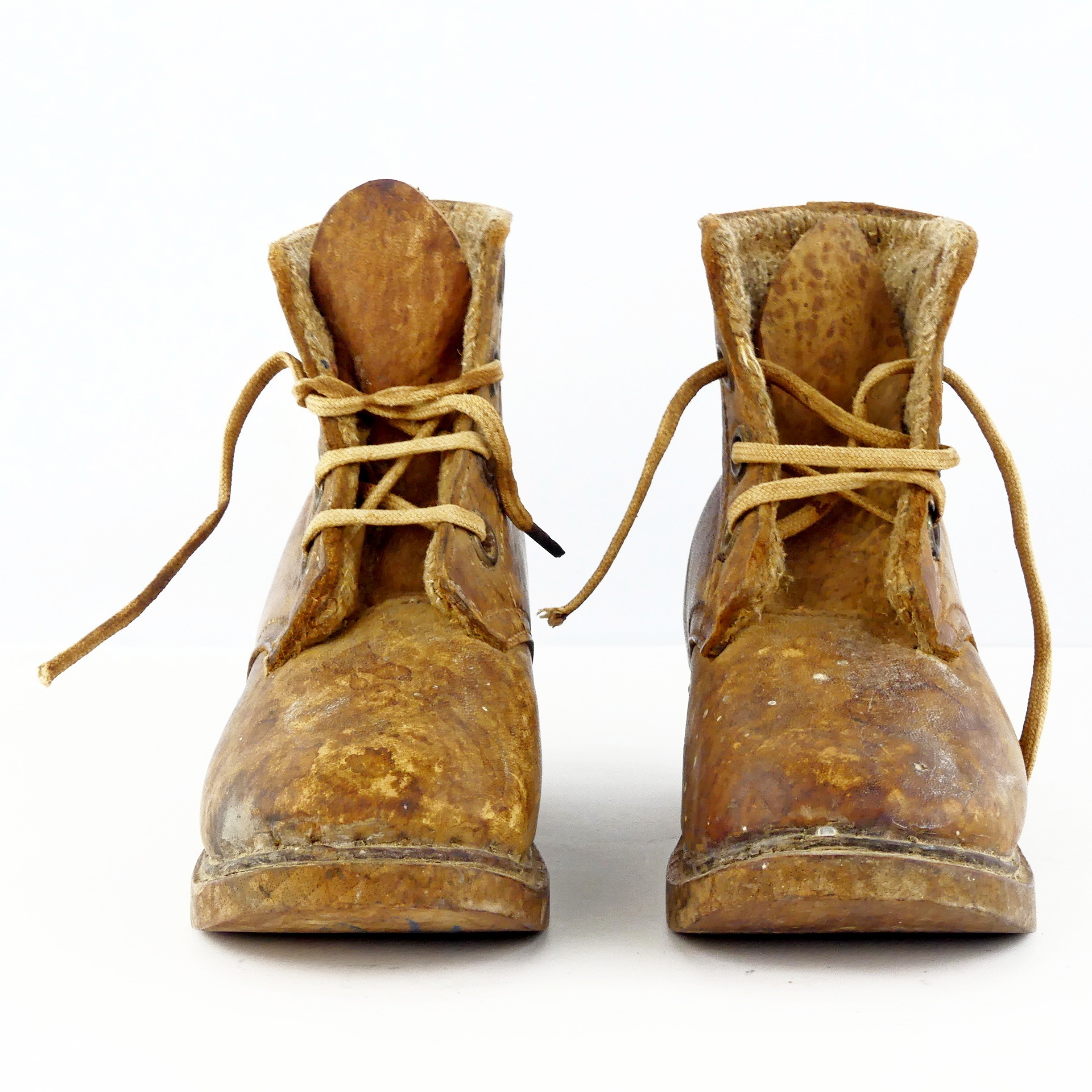 Voir photo 2 de Anciennes chaussures d'enfant en cuir et bois Anciennes chaussures d'enfant en cuir et bois Bon état reconditionné photo 2