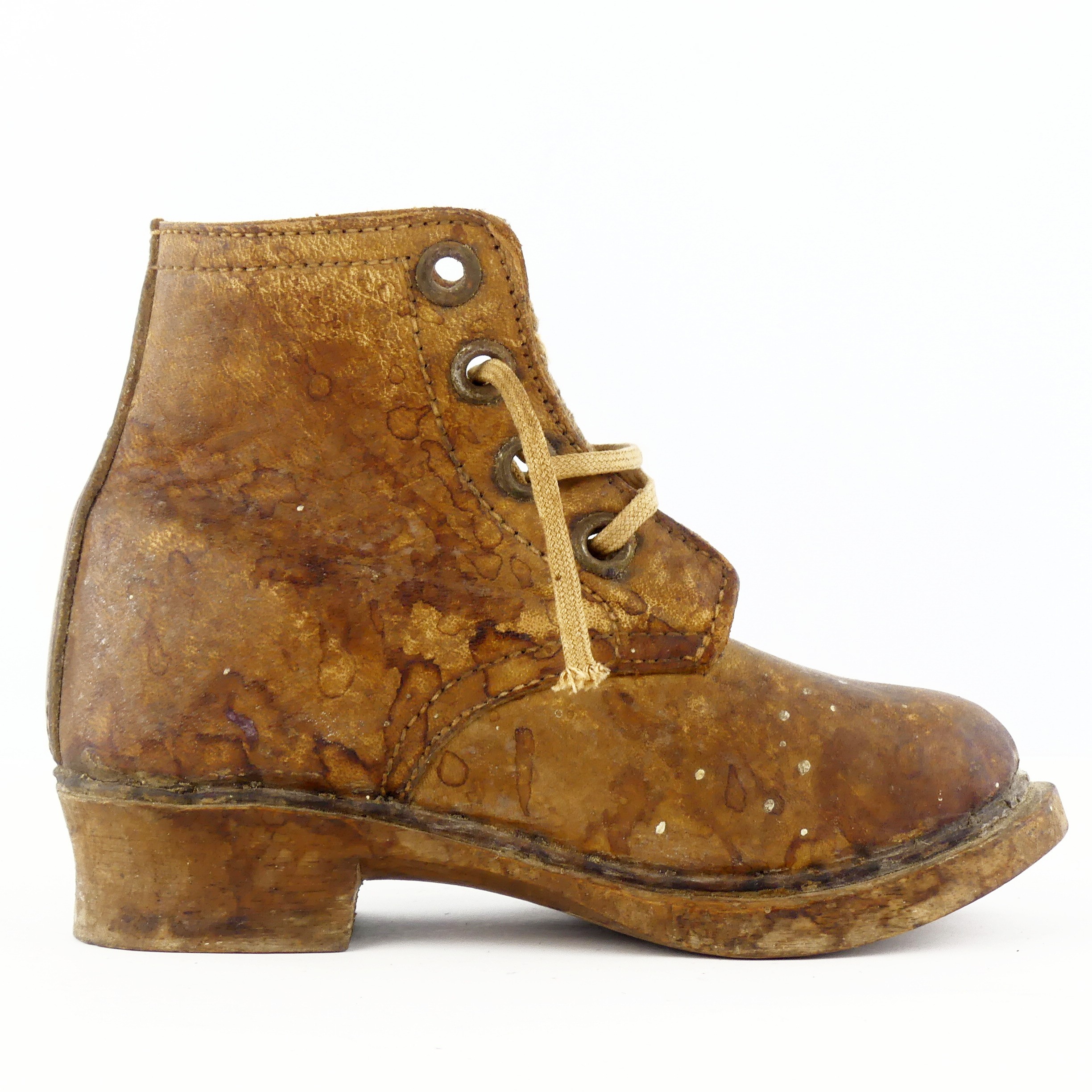 Voir photo 3 de Anciennes chaussures d'enfant en cuir et bois Anciennes chaussures d'enfant en cuir et bois Bon état reconditionné photo 3
