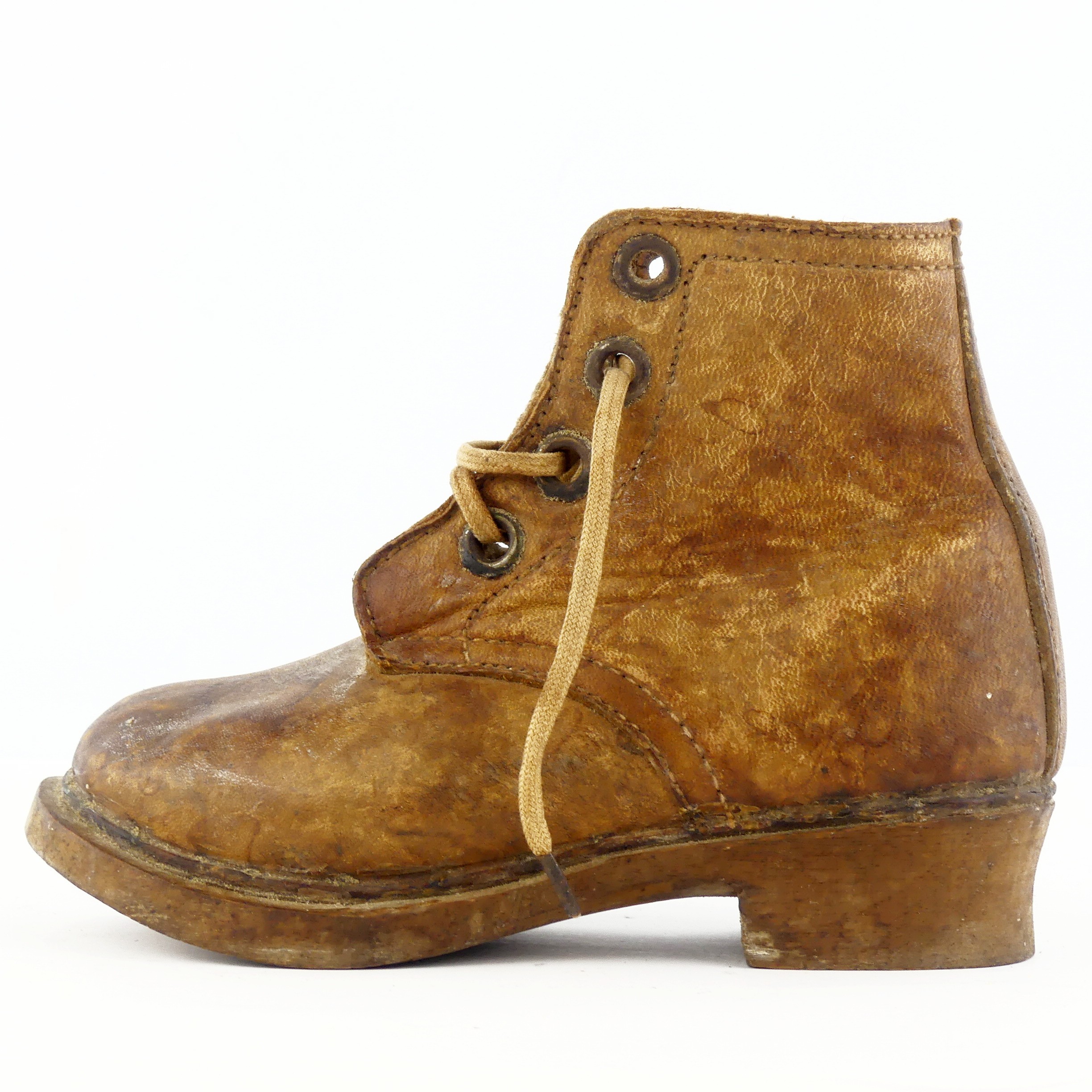 Voir photo 4 de Anciennes chaussures d'enfant en cuir et bois Anciennes chaussures d'enfant en cuir et bois Bon état reconditionné photo 4