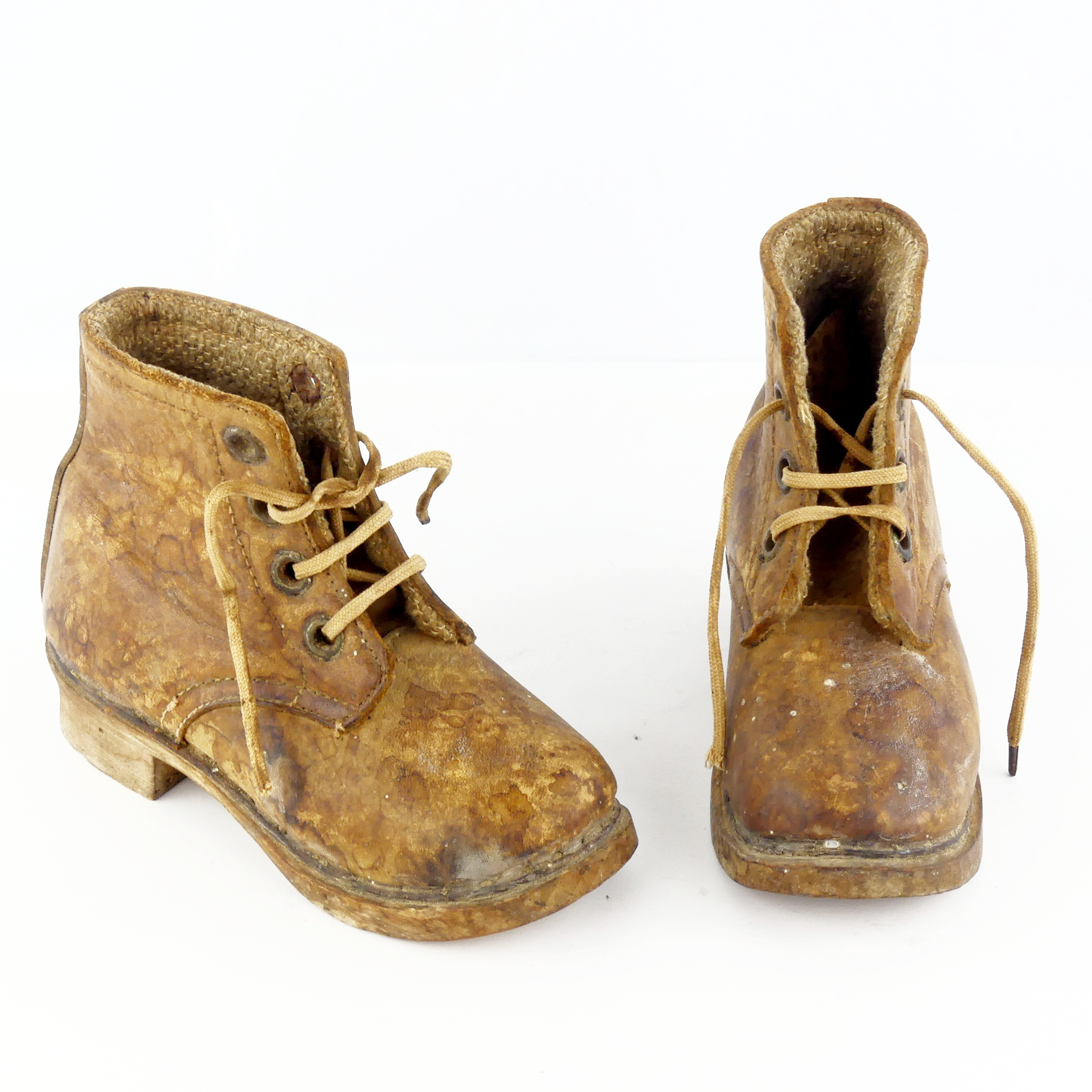 Voir photo 5 de Anciennes chaussures d'enfant en cuir et bois Anciennes chaussures d'enfant en cuir et bois Bon état reconditionné photo 5