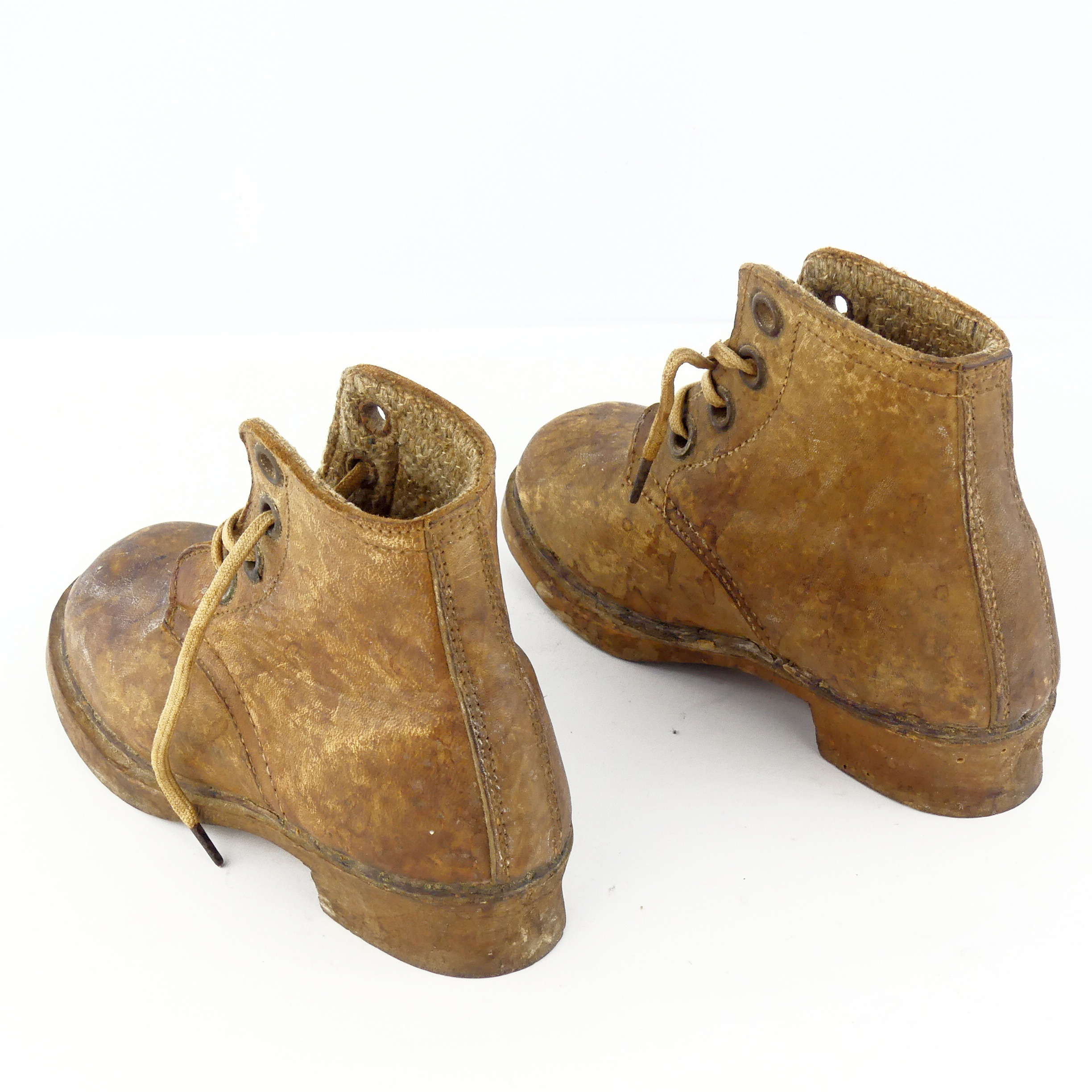 Voir photo 6 de Anciennes chaussures d'enfant en cuir et bois Anciennes chaussures d'enfant en cuir et bois Bon état reconditionné photo 6