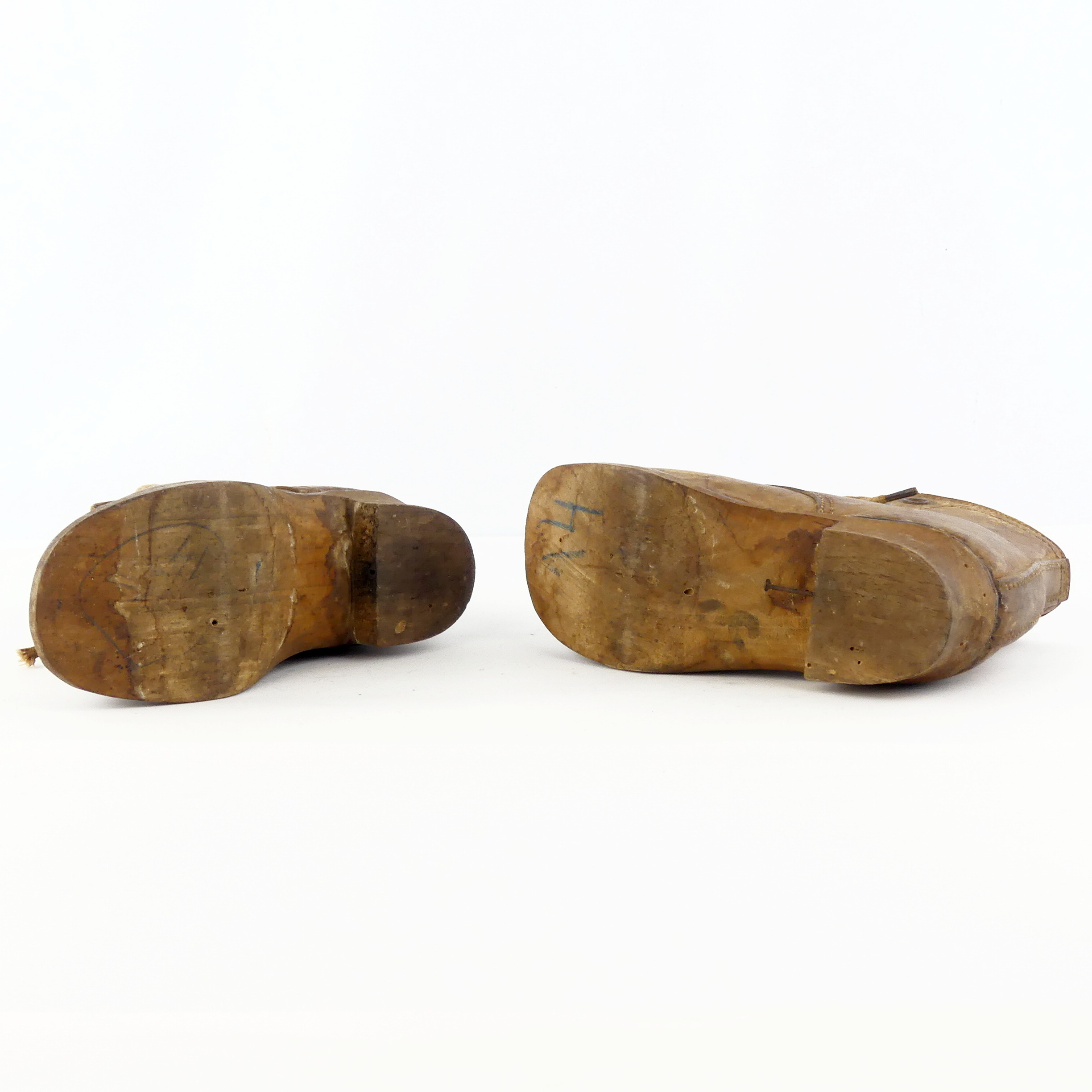 Voir photo 7 de Anciennes chaussures d'enfant en cuir et bois Anciennes chaussures d'enfant en cuir et bois Bon état reconditionné photo 7