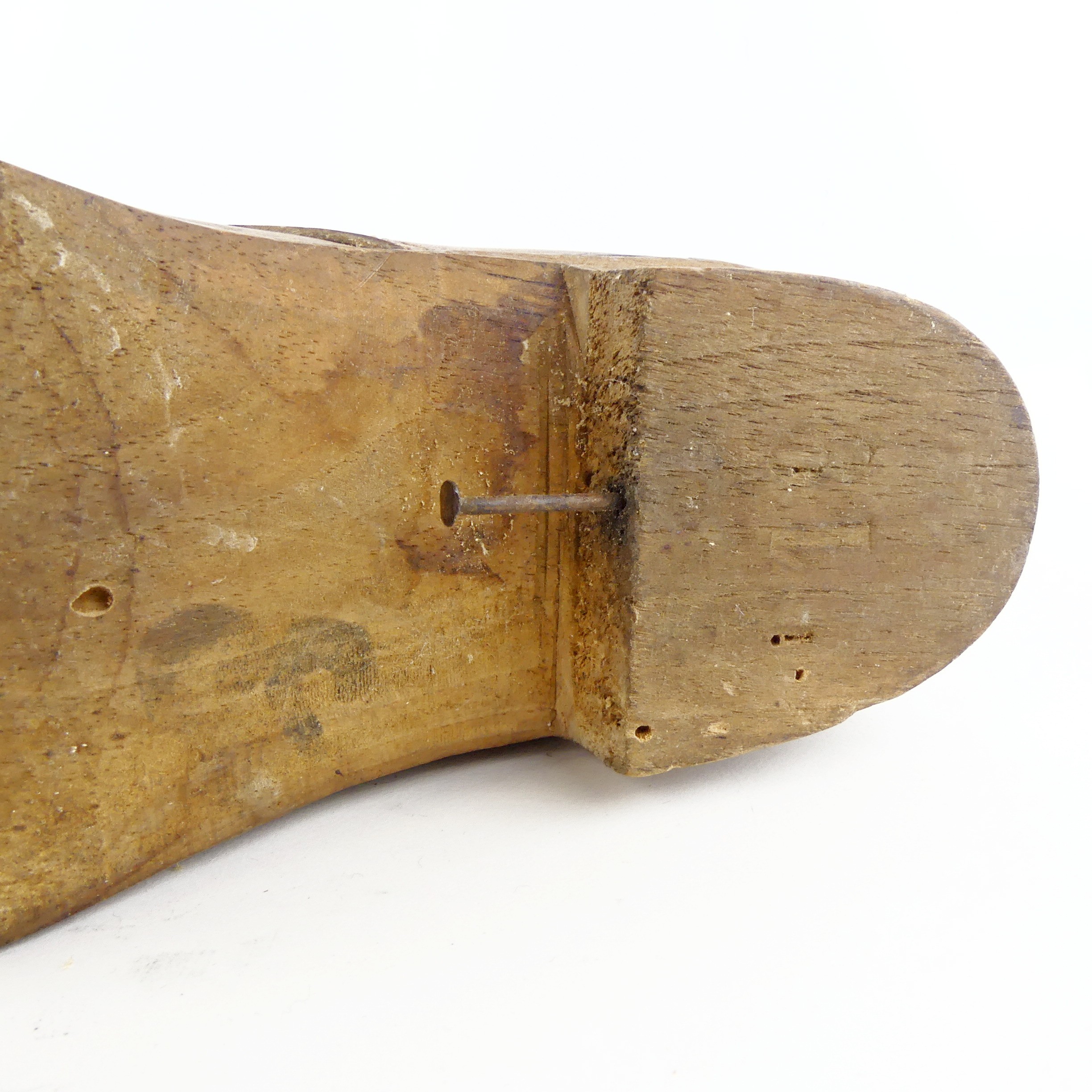 Voir photo 8 de Anciennes chaussures d'enfant en cuir et bois Anciennes chaussures d'enfant en cuir et bois Bon état reconditionné photo 8