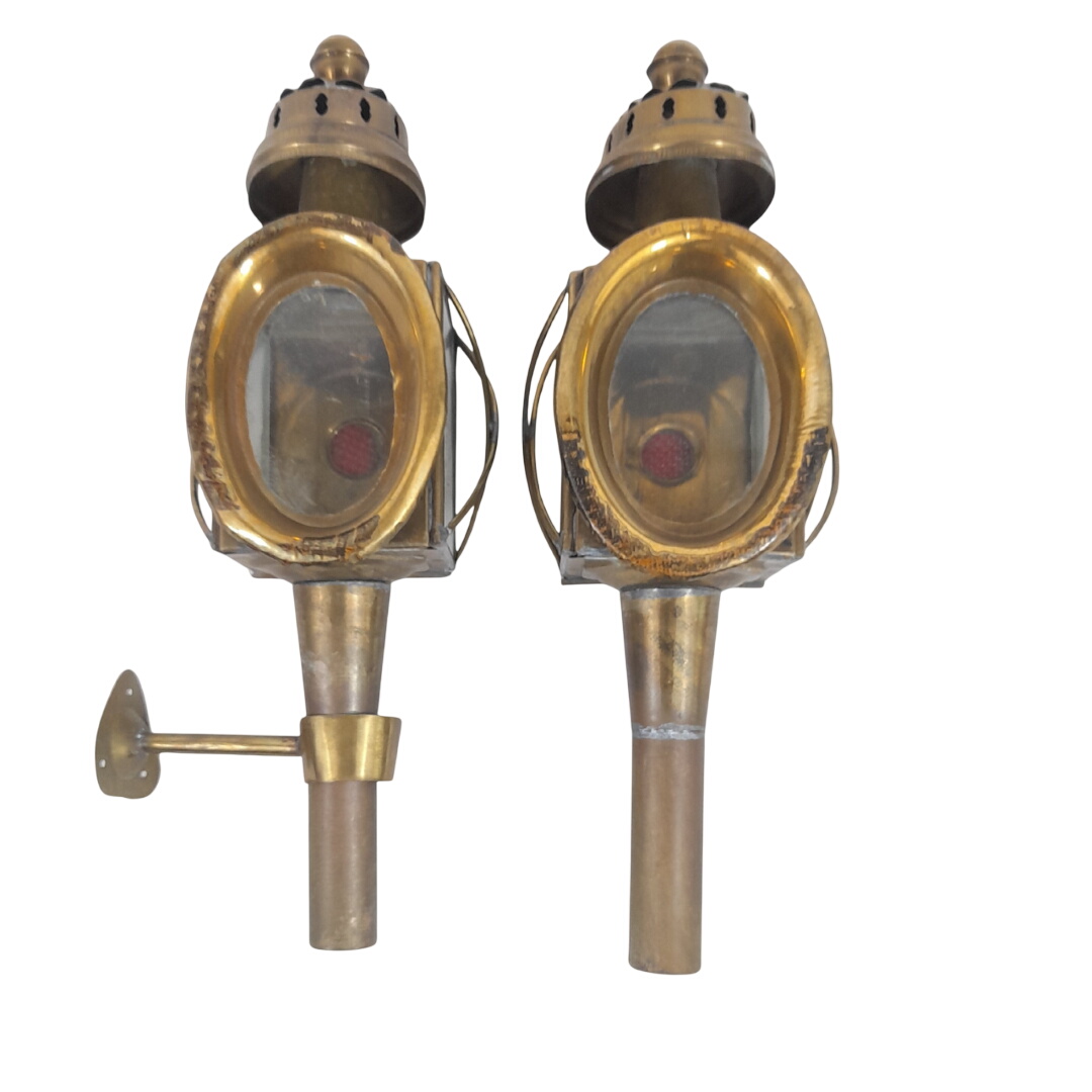 Anciennes lanternes de voiture hippomobile / calèche – en laiton – lot de 2 Bon état - 80,00 € Anciennes lanternes de voiture hippomobile / calèche – en laiton – lot de 2 Bon état reconditionné disponible sur Label Emmaüs